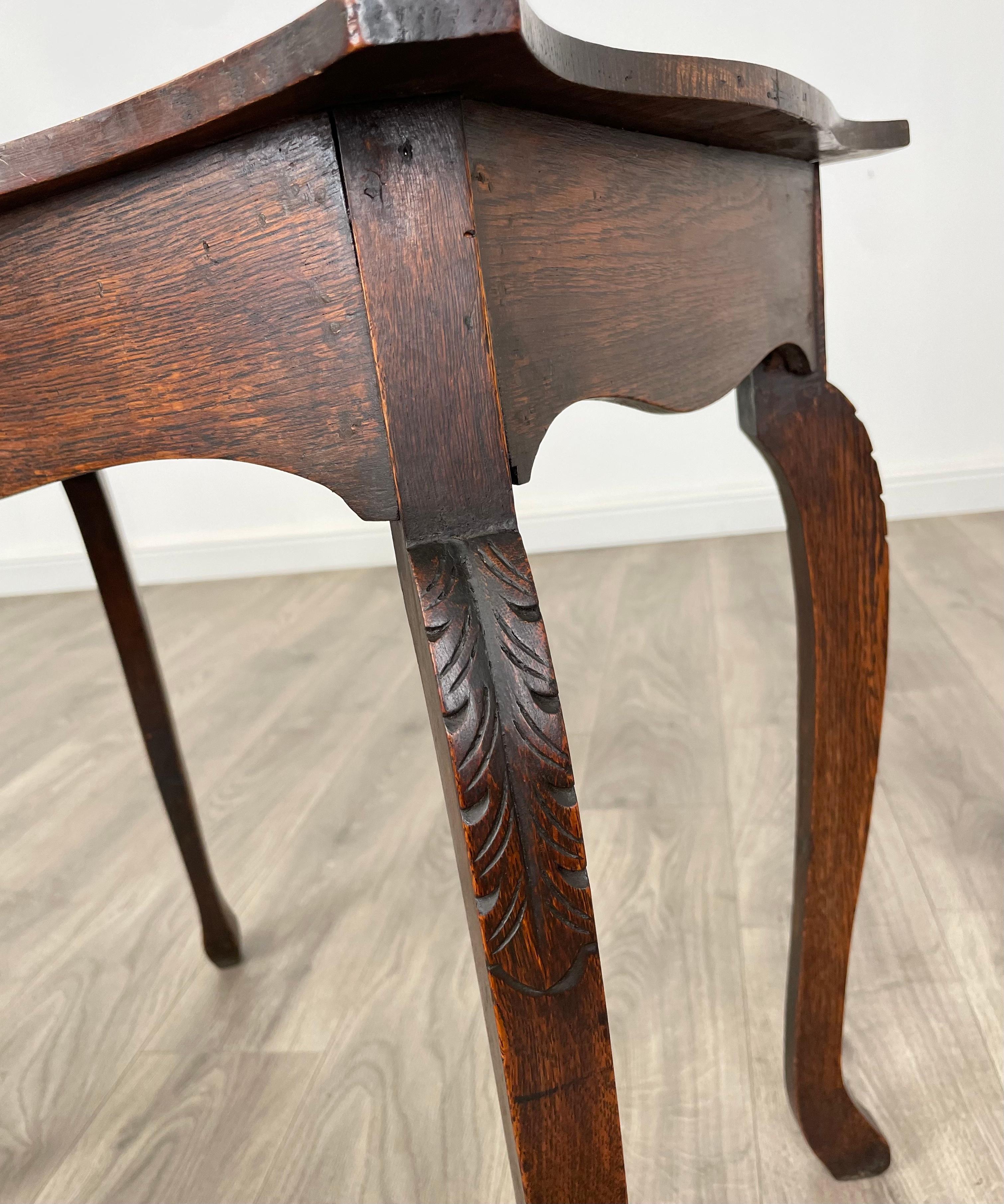 Chêne Table d'appoint sculptée du 20ème siècle en chêne (REF AF-3039) en vente