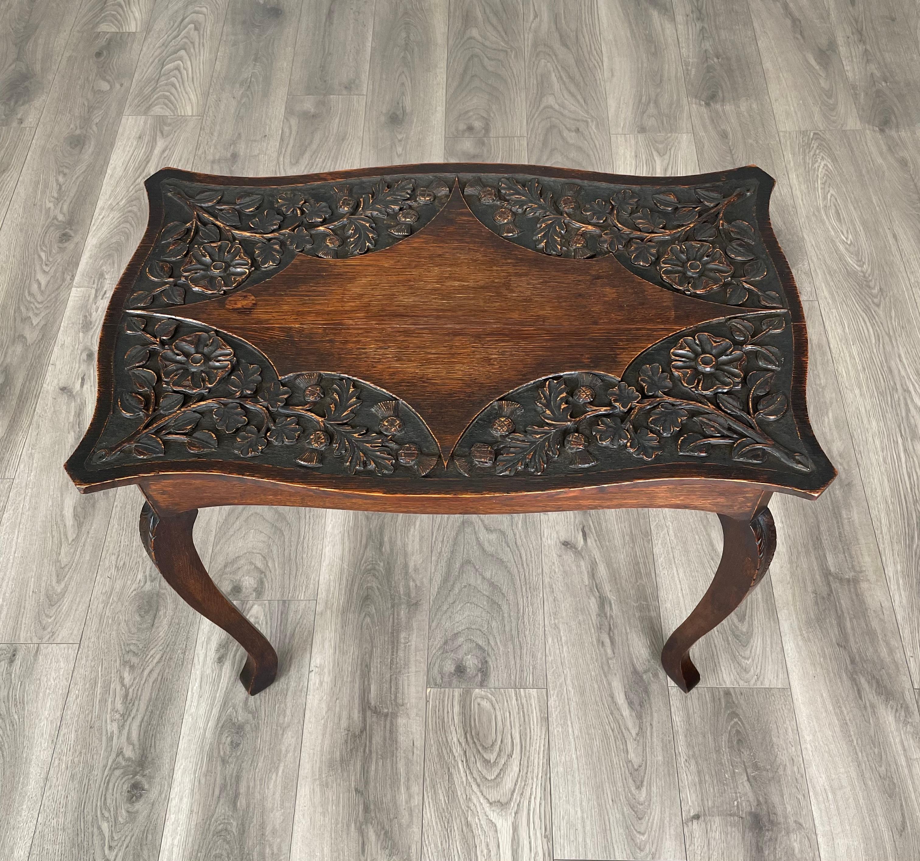 Table d'appoint sculptée du 20ème siècle en chêne (REF AF-3039) en vente 1