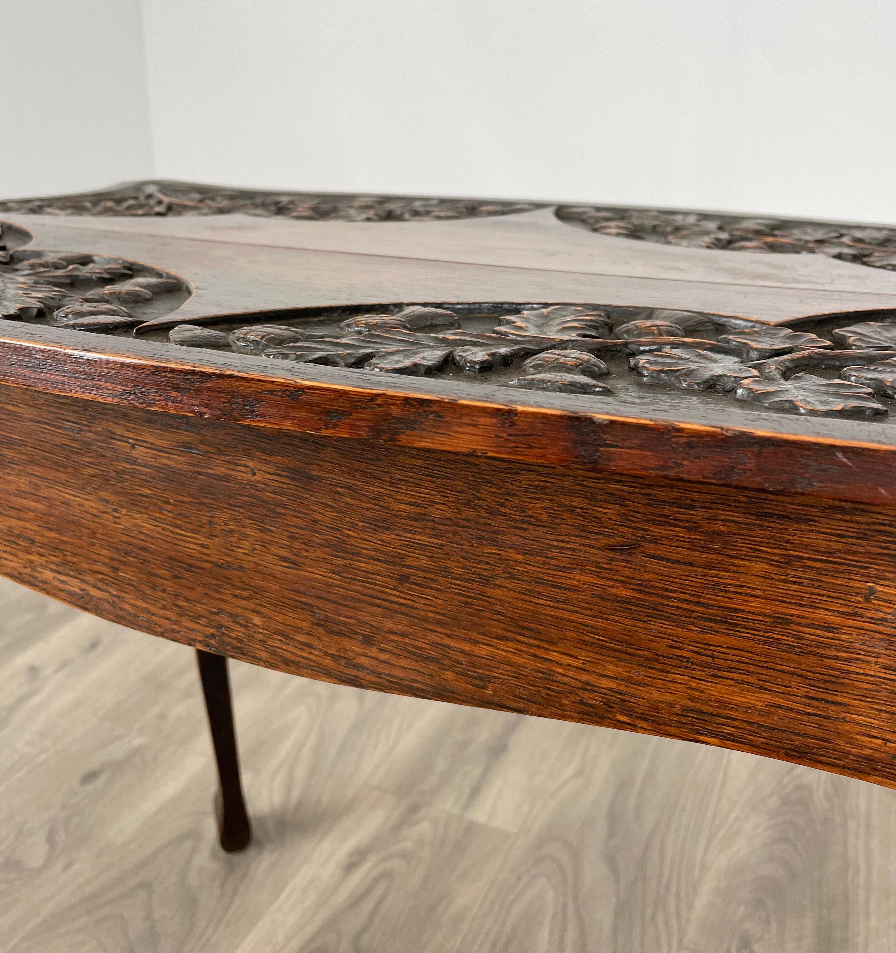 Table d'appoint sculptée du 20ème siècle en chêne (REF AF-3039) en vente 2