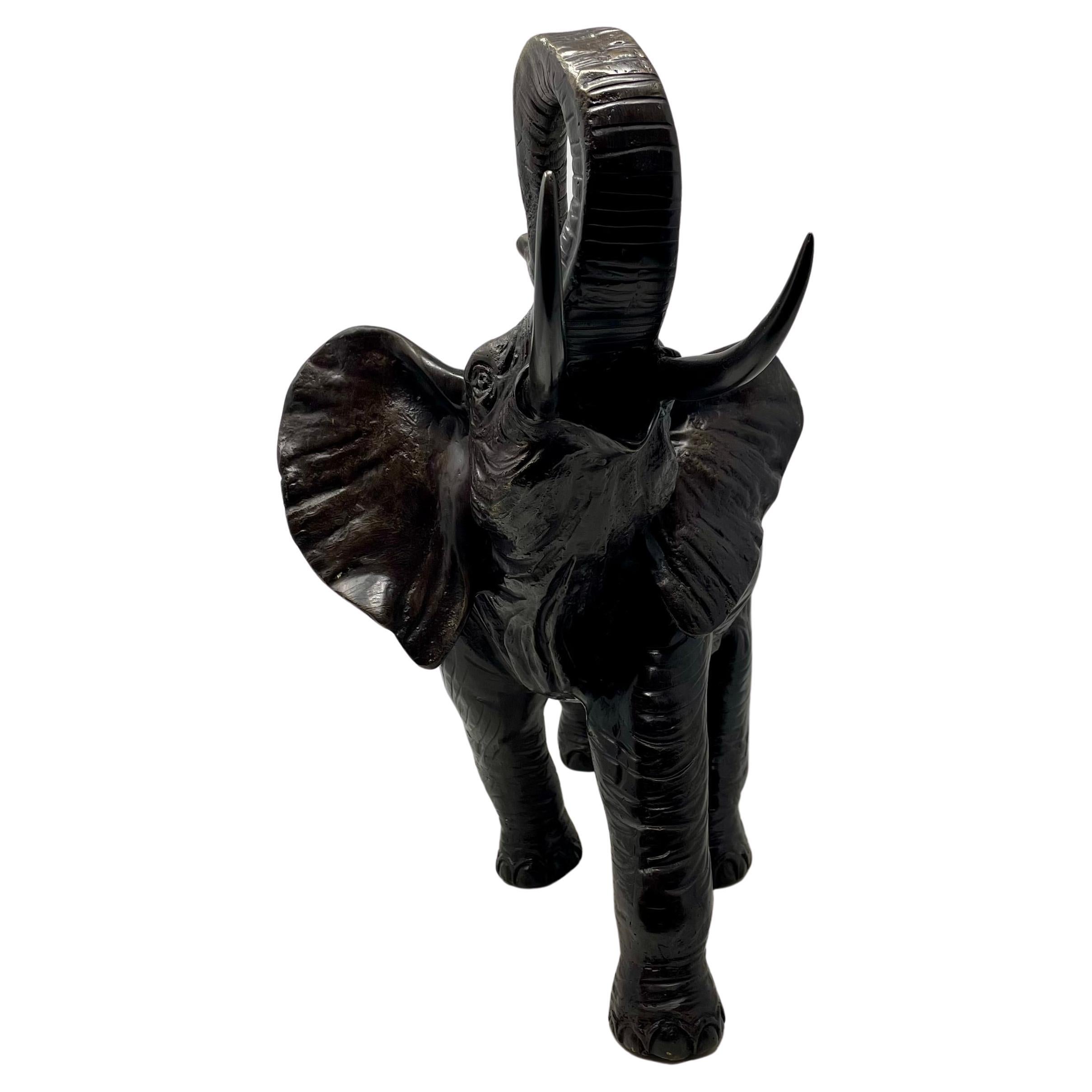 Antica statua di elefante in bronzo fuso del XX secolo. In condizioni buone in vendita a New Orleans, LA