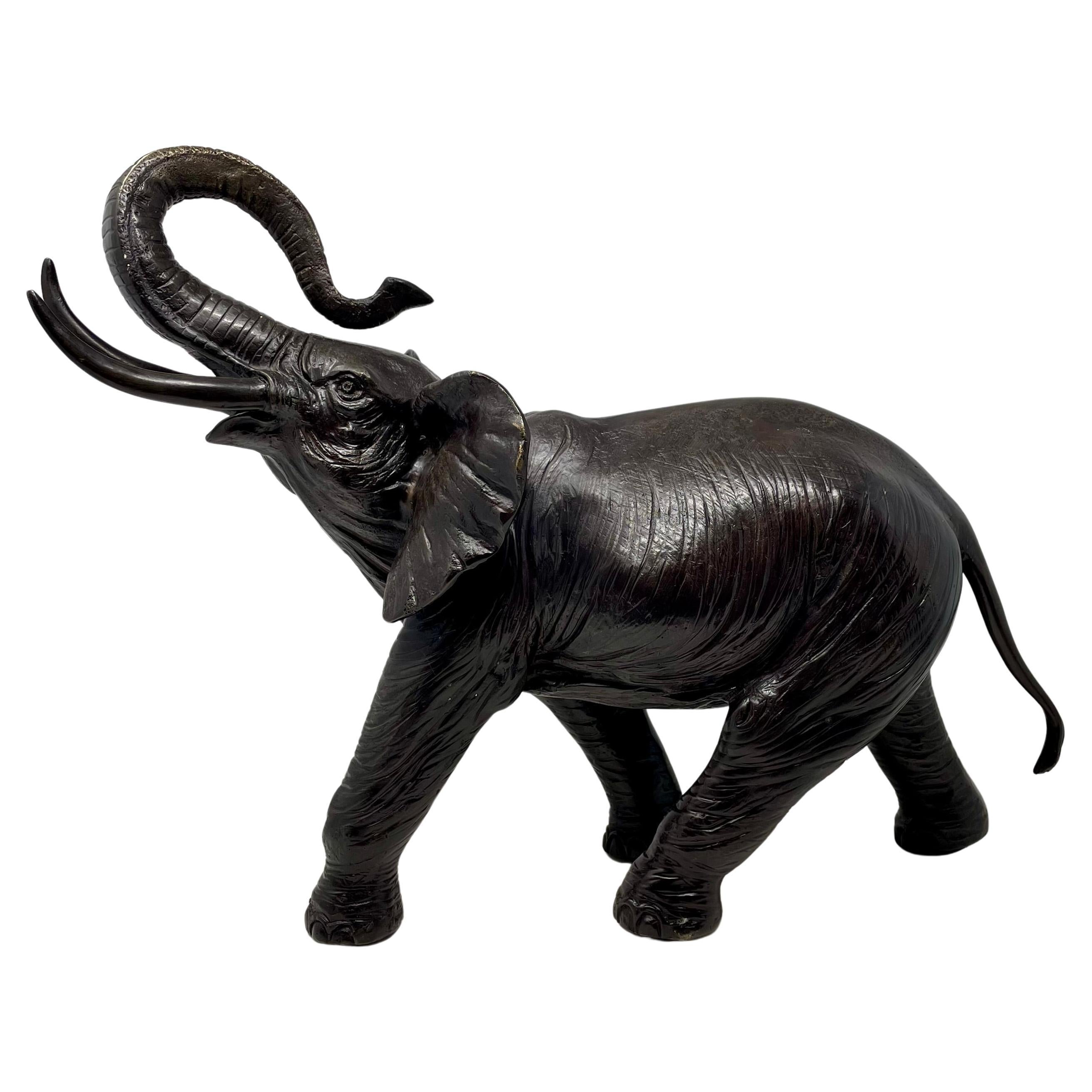 Bronzo Antica statua di elefante in bronzo fuso del XX secolo. in vendita