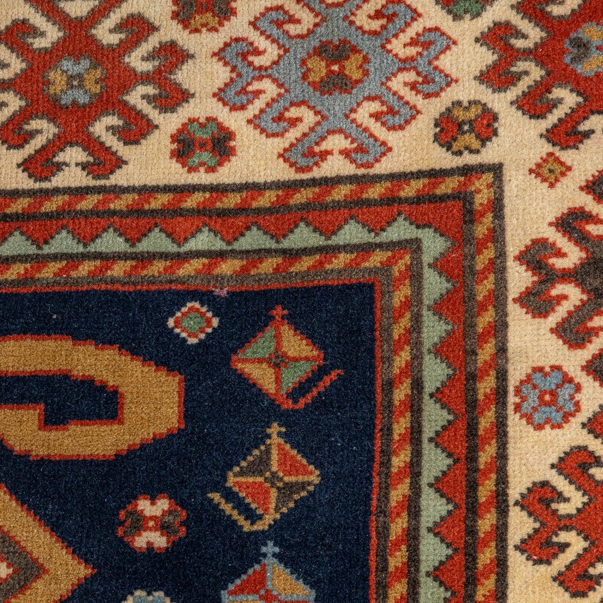 Asiatique Tapis caucasien ancien du 20ème siècle fait à la main, vers 1920 en vente