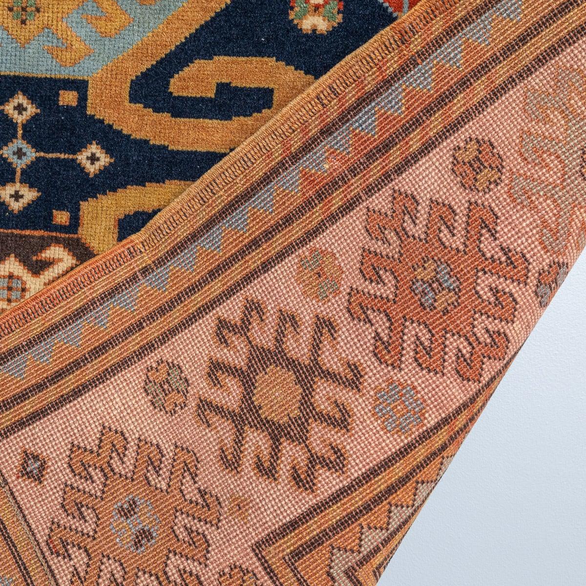 Laine Tapis caucasien ancien du 20ème siècle fait à la main, vers 1920 en vente