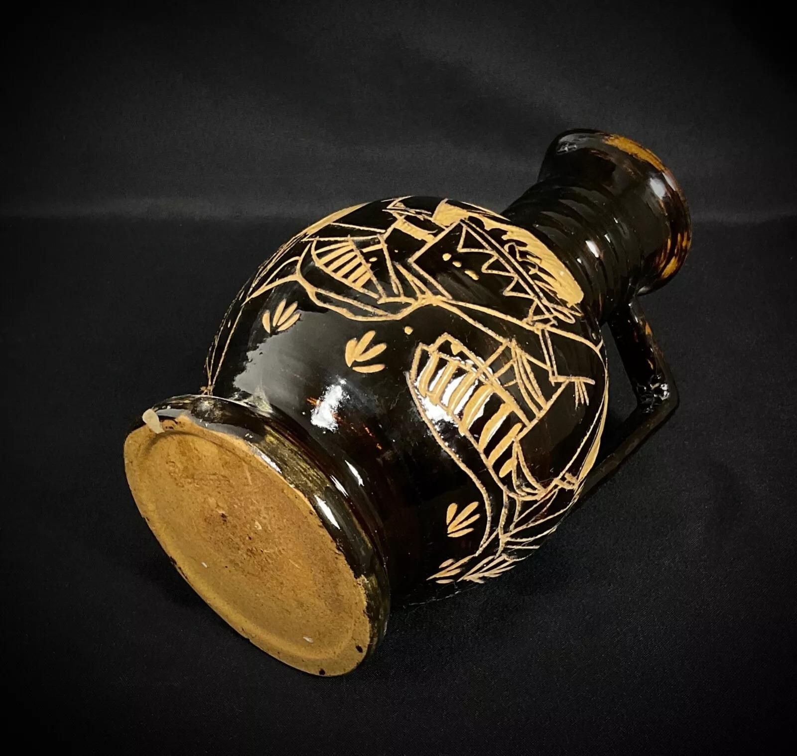 Ce vase, pichet ou cruche en céramique du XXe siècle est un ajout unique et élégant à toute collection. Mesurant 8,9 pouces (22,5 cm) de hauteur et 5,3 pouces (13,5 cm) de diamètre, cette pièce en céramique présente une glaçure sombre avec des