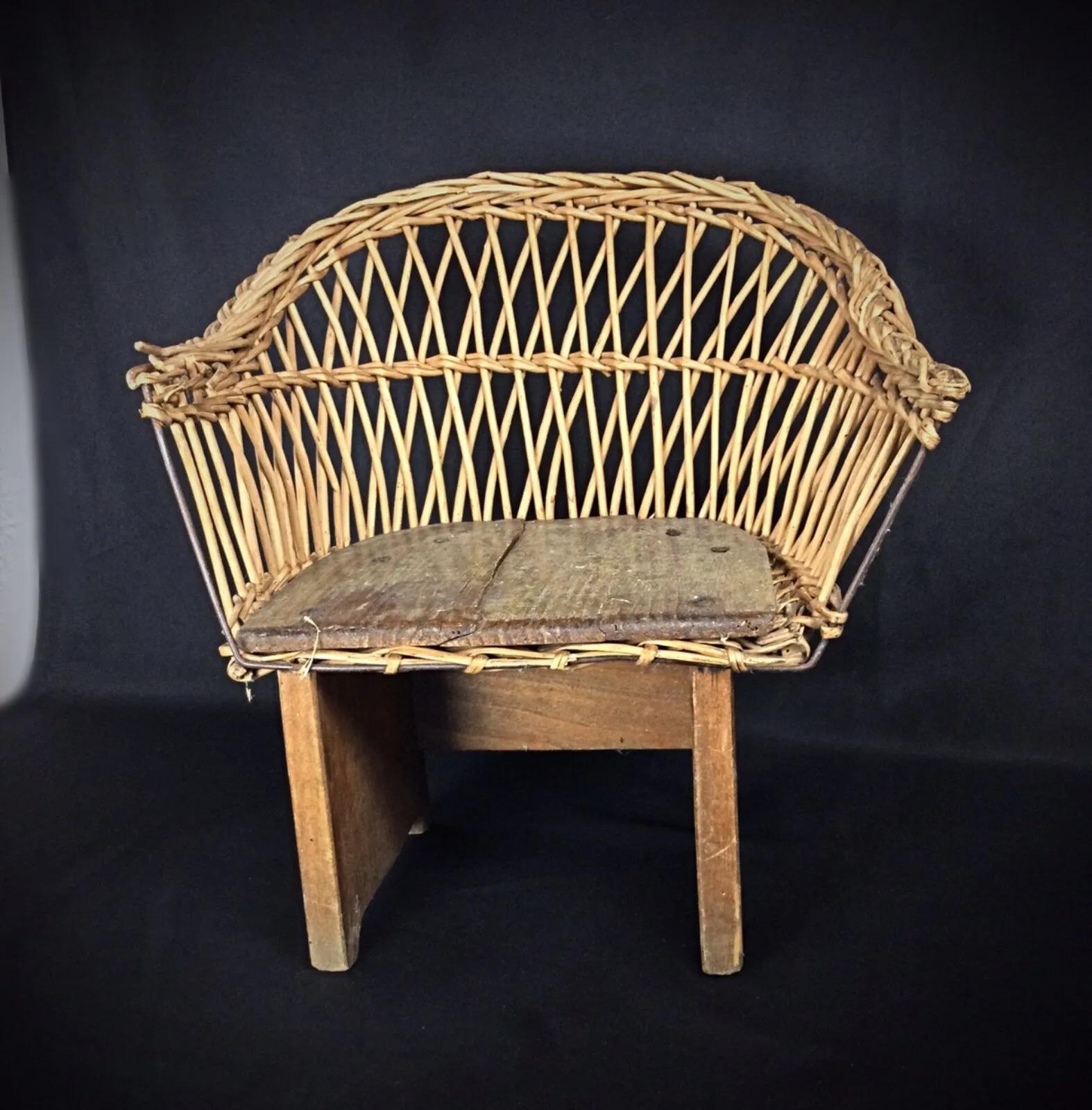 French Antique 20th Century Children's Chair in Wood and Wicker - 2Y300 For Sale