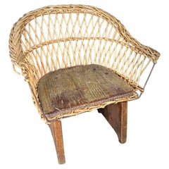 Silla infantil antigua del siglo XX de madera y mimbre - 2Y300