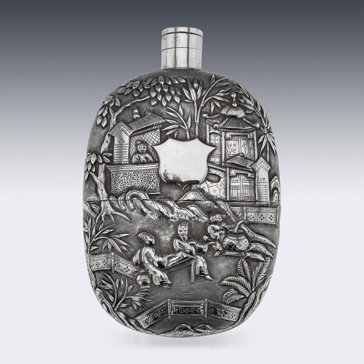 Antigua petaca de plata maciza de exportación china de principios del siglo XX, con tapa de rosca y vaso extraíble. Esta petaca tiene un diseño exterior repujado con escenas tradicionales de pueblo y una cartela vacía en forma de escudo.