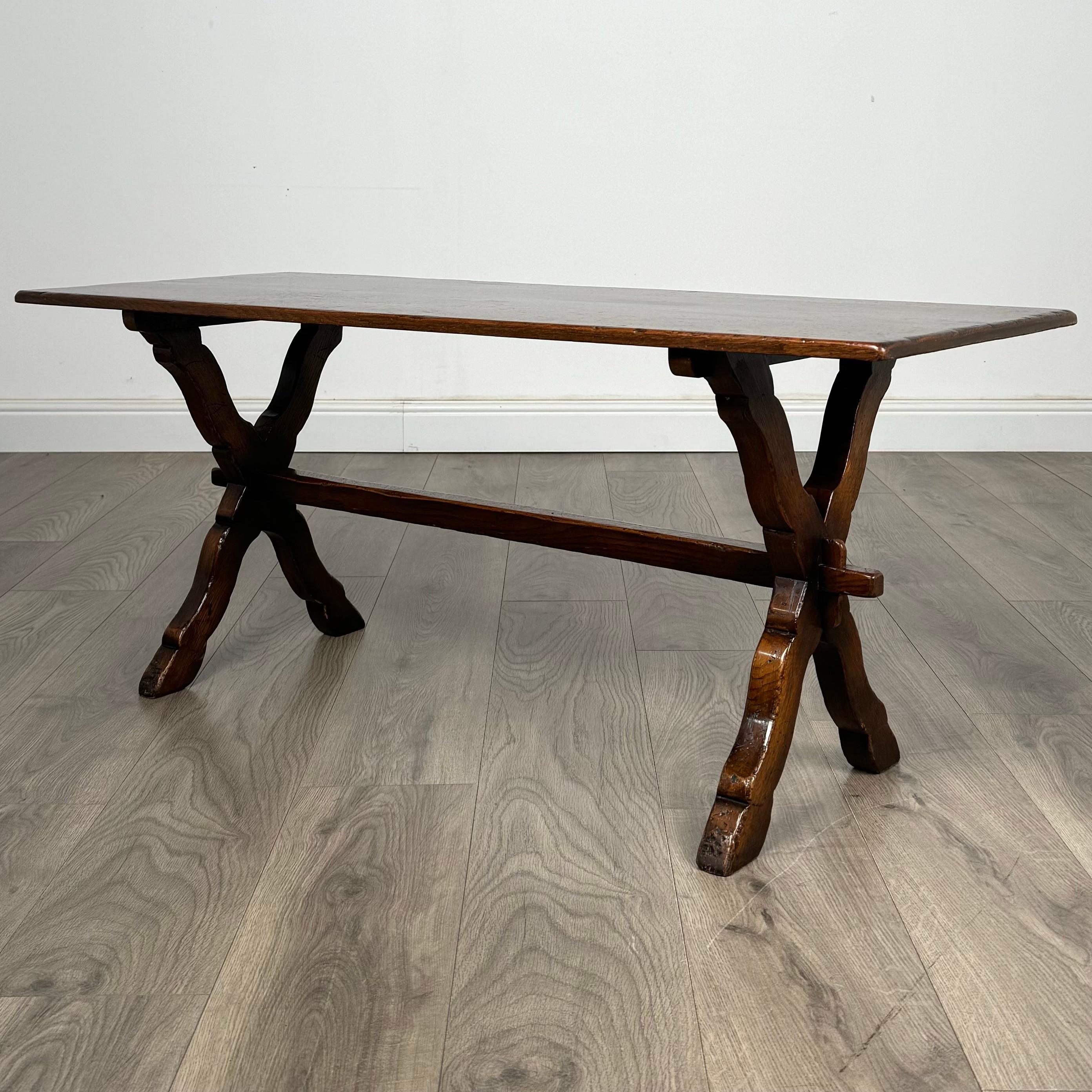 Cette excellente table basse en chêne du XXe siècle présente une base raffinée de style réfractaire, soulignant sa qualité et son savoir-faire. La table présente un grain saisissant et une couleur riche qui mettent en valeur la beauté naturelle du
