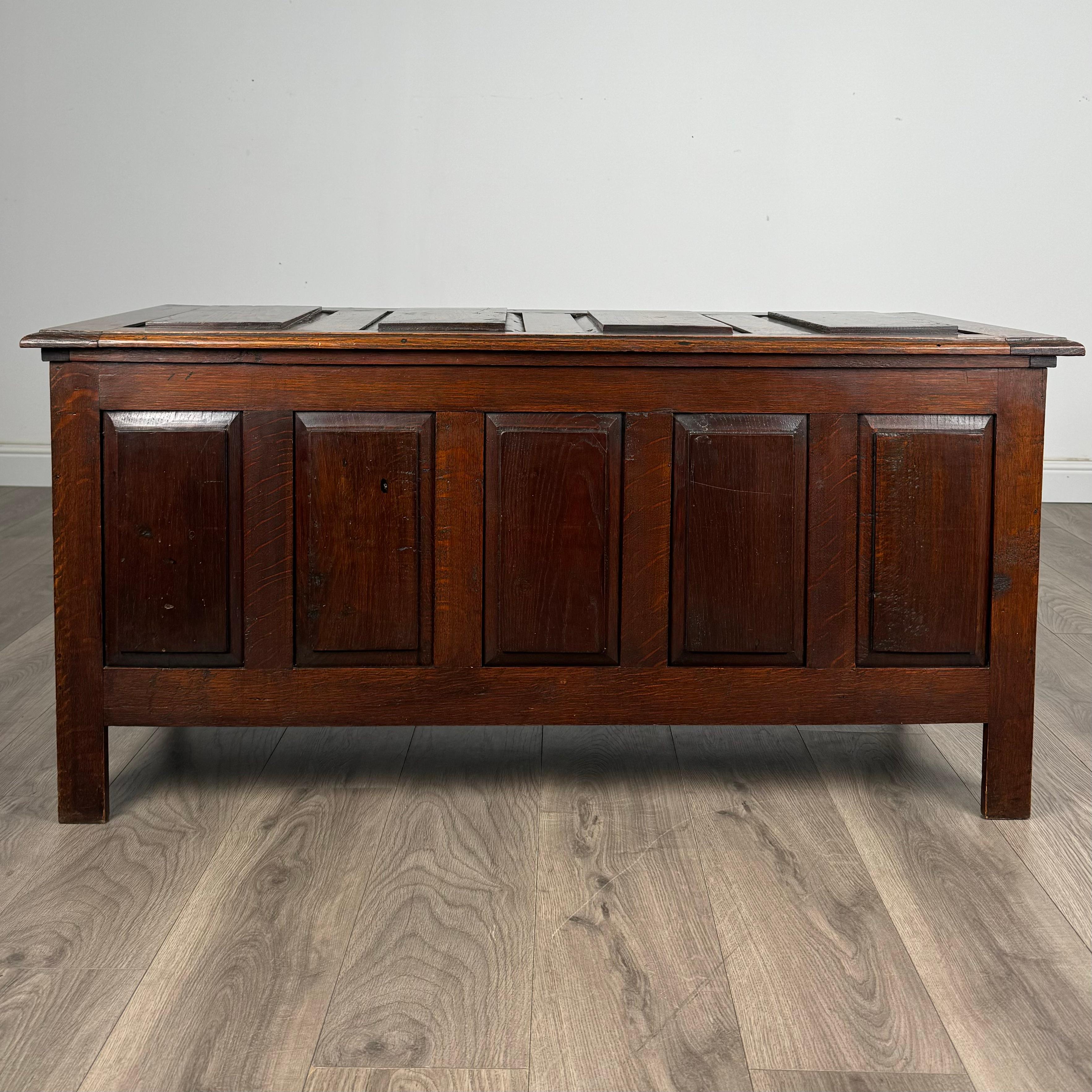 Ti presentiamo uno squisito forziere antico del XX secolo, meticolosamente realizzato in robusta quercia di qualità superiore. Questo splendido pezzo si erge con orgoglio su robuste gambe quadrate, irradiando un'aura di eleganza senza tempo che