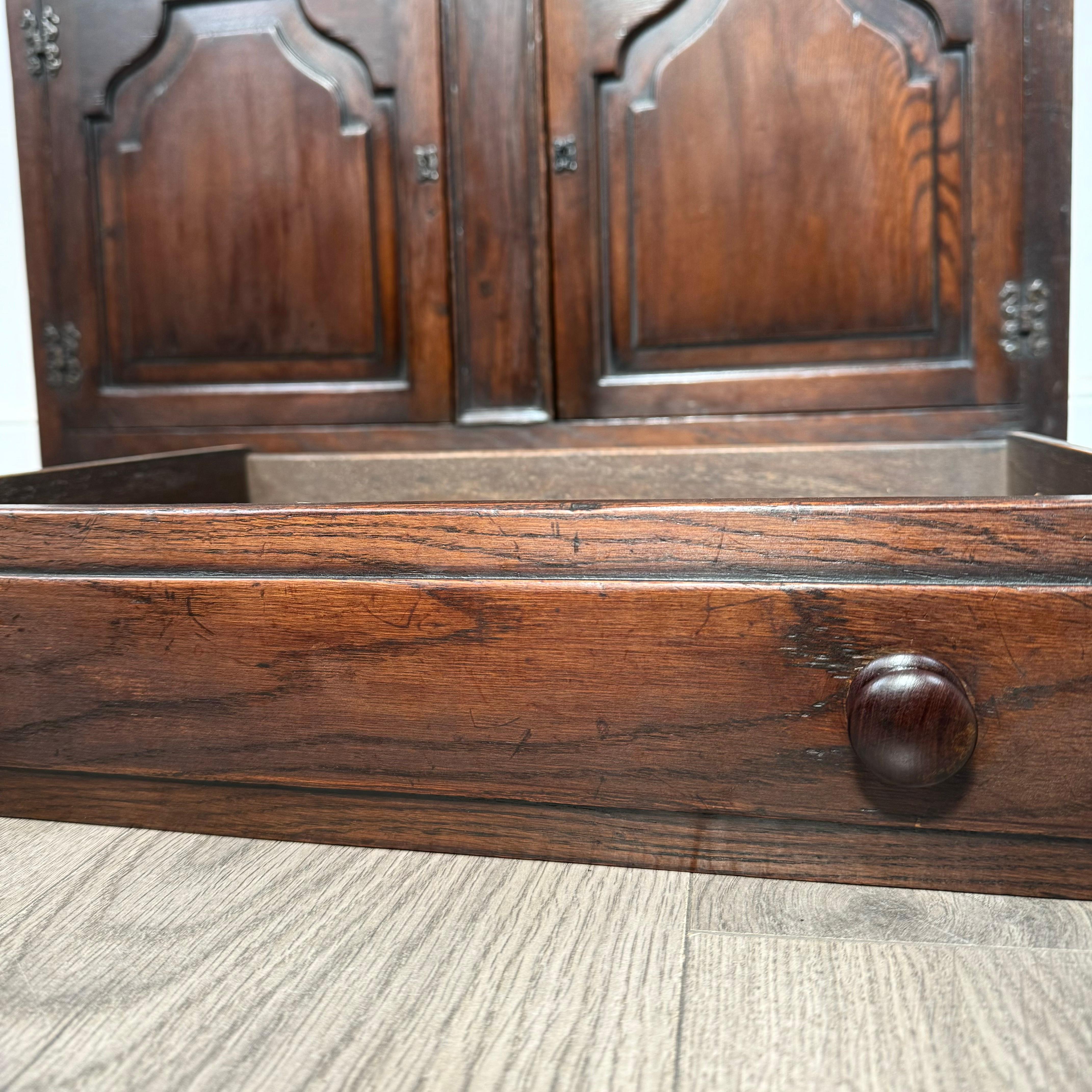 Antiker Hofschrank aus Eiche aus dem 20. Jahrhundert ( REF AF-3385) im Angebot 8