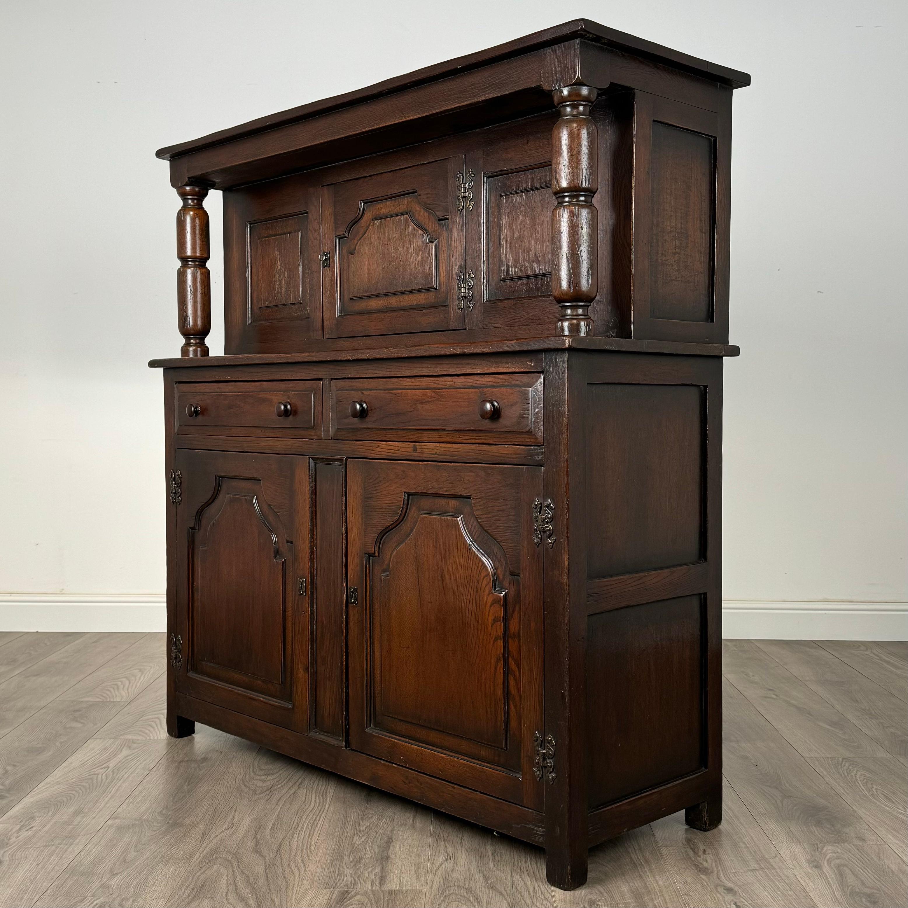 Antiker Hofschrank aus Eiche aus dem 20. Jahrhundert ( REF AF-3385) im Zustand „Gut“ im Angebot in Ledbury, GB