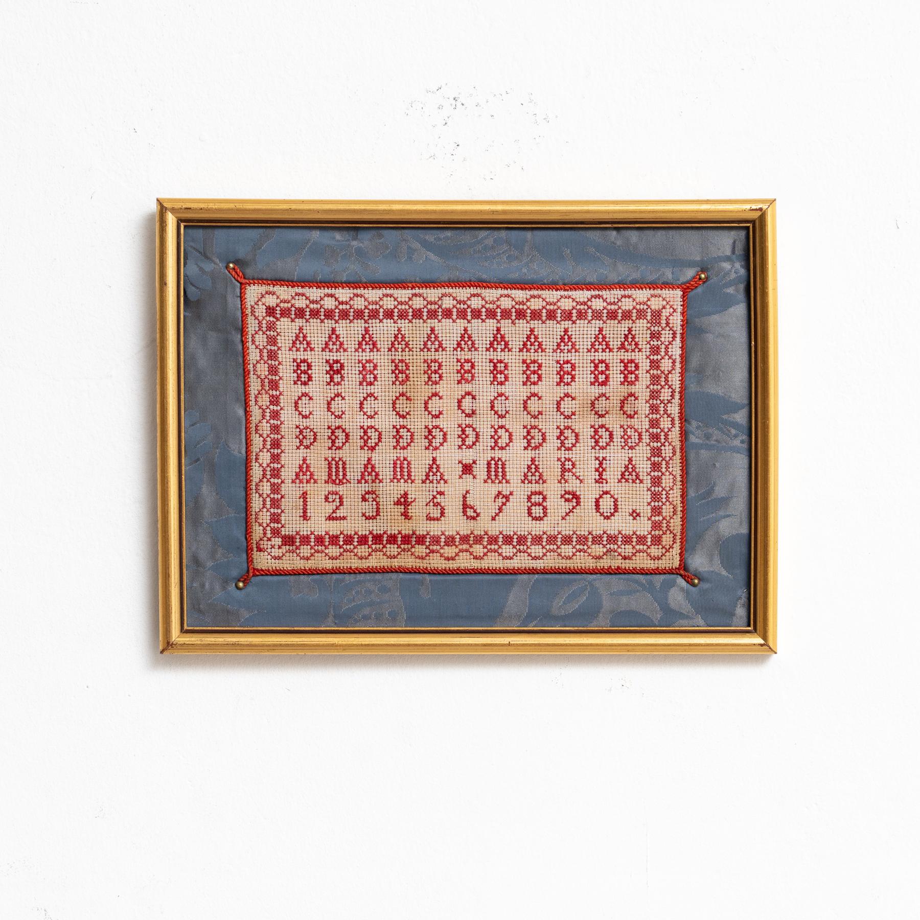 Begeben Sie sich mit unserem antiken Kreuzstich-Mustertuch aus dem frühen 20. Jahrhundert auf eine Reise durch die Zeit. Dieses bezaubernde Stück zeichnet sich durch ein reiches Design in Crimson auf Elfenbein aus, das fein gearbeitete Buchstaben