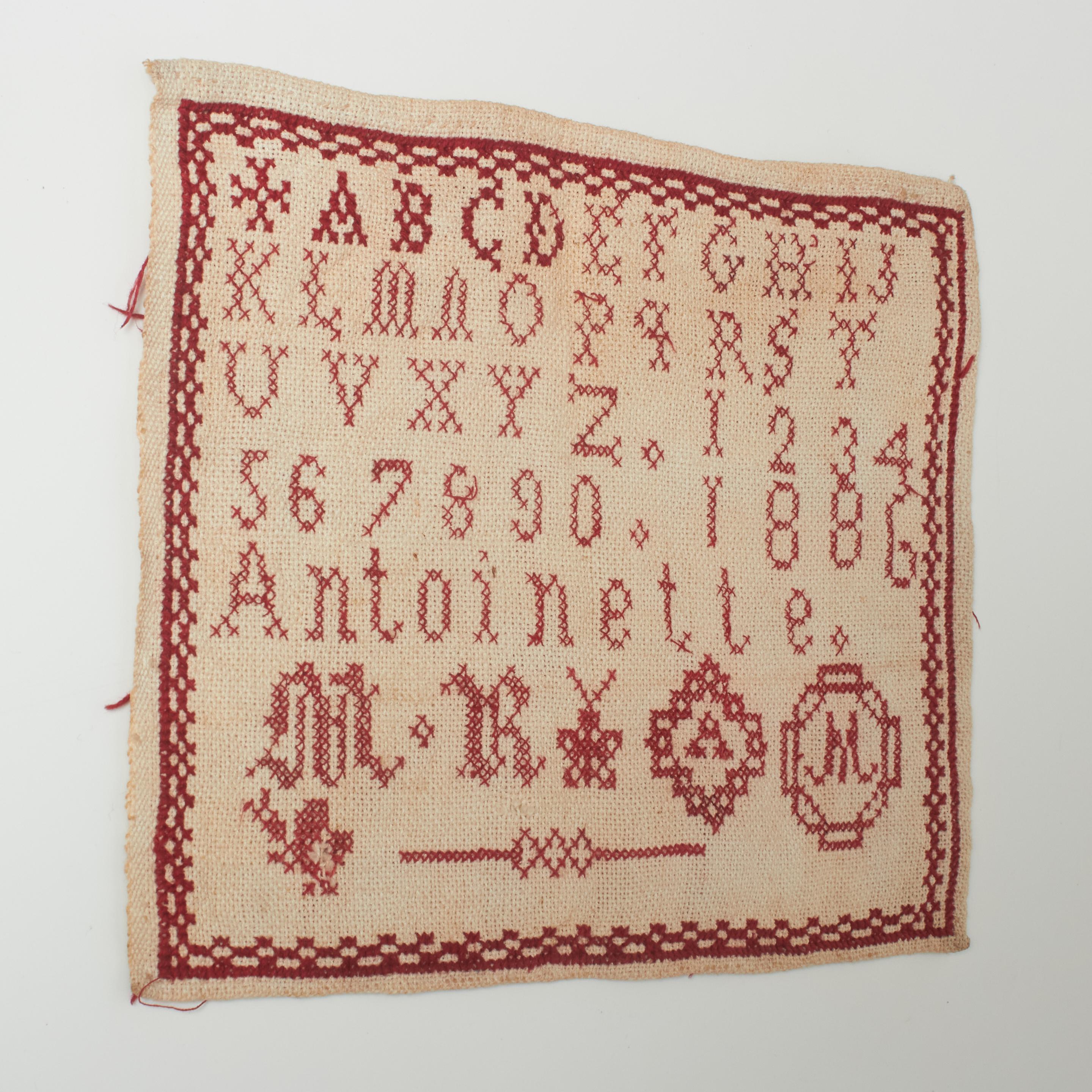 Antikes Kreuzstich-Sammlerstück des 20. Jahrhunderts mit Alphabet und Zahlen (Französisch) im Angebot