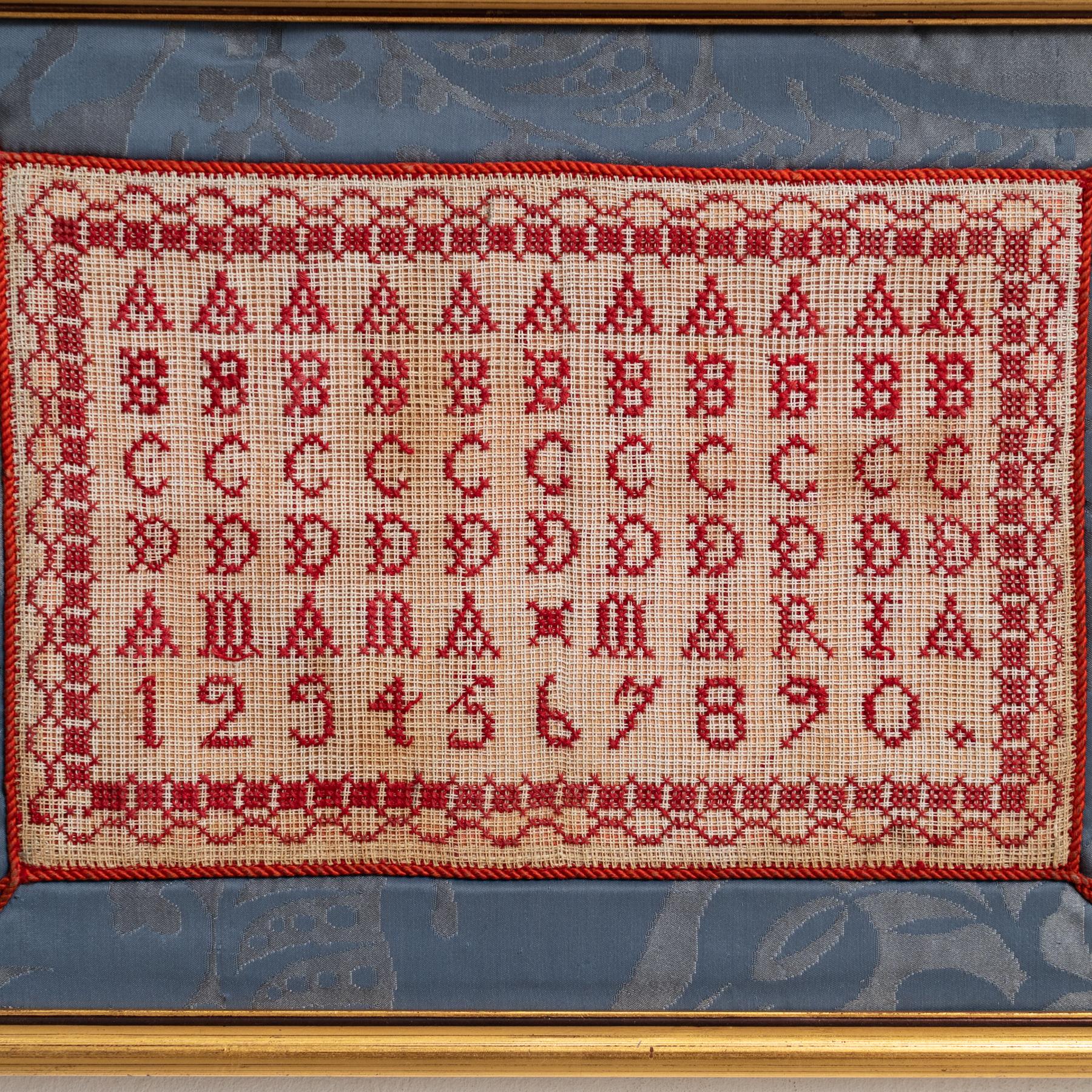 Antikes Kreuzstich-Sammlerstück des 20. Jahrhunderts mit Alphabet und Zahlen (Stoff) im Angebot