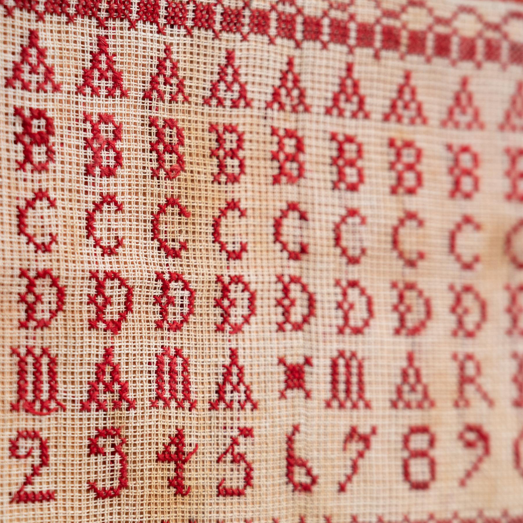 Antikes Kreuzstich-Sammlerstück des 20. Jahrhunderts mit Alphabet und Zahlen im Angebot 1