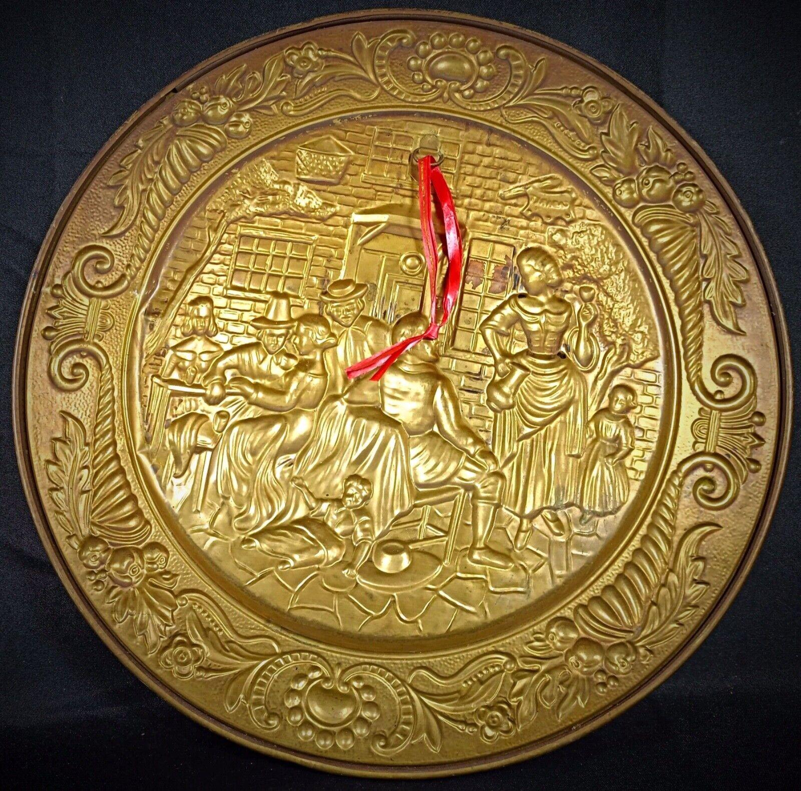Antique 20th Century Decorative Brass Plate - Repoussé Tavern Scene - 2Y125 In Good Condition In Bordeaux, FR