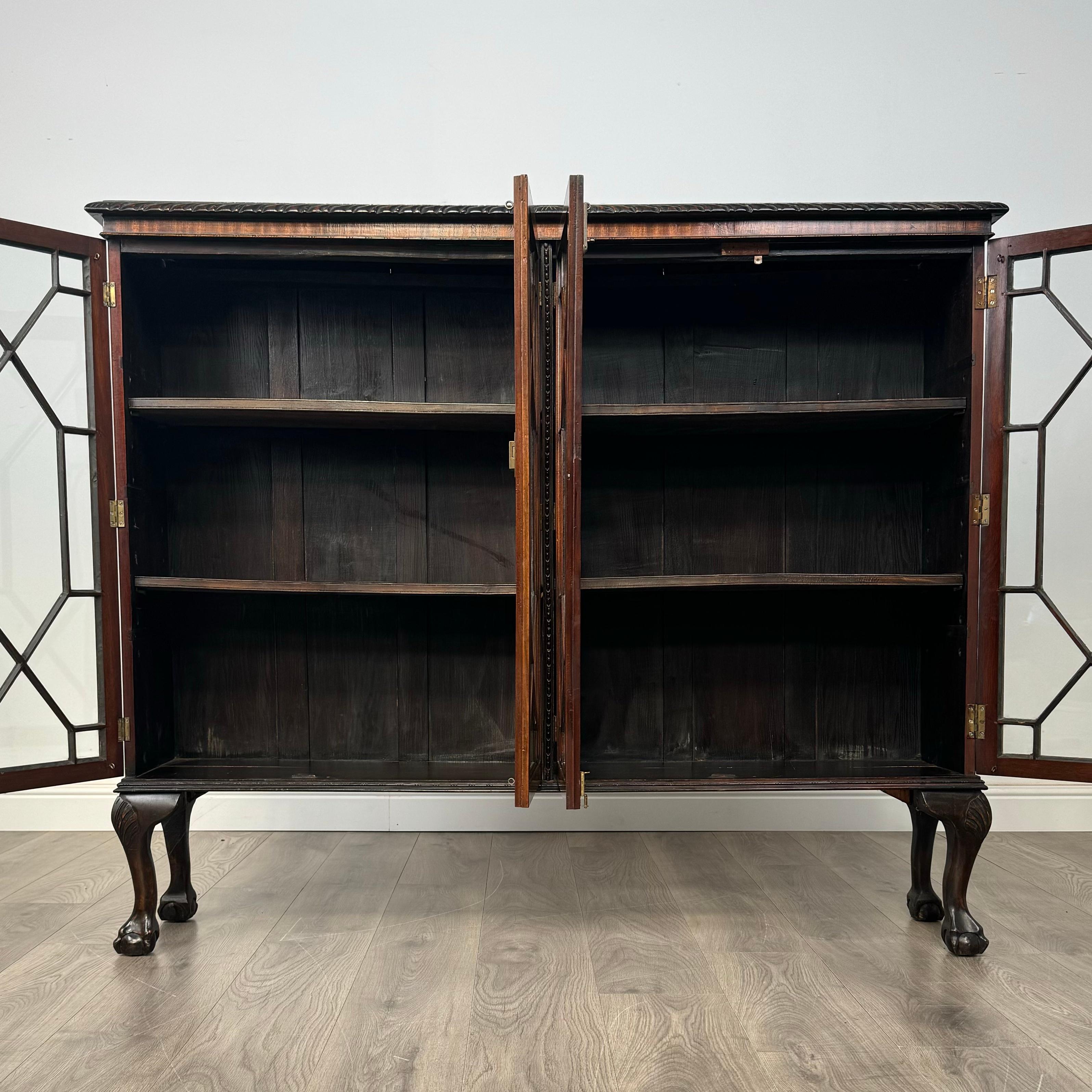 Britannique Vitrine ancienne du 20ème siècle en acajou (REF AF-3490) en vente