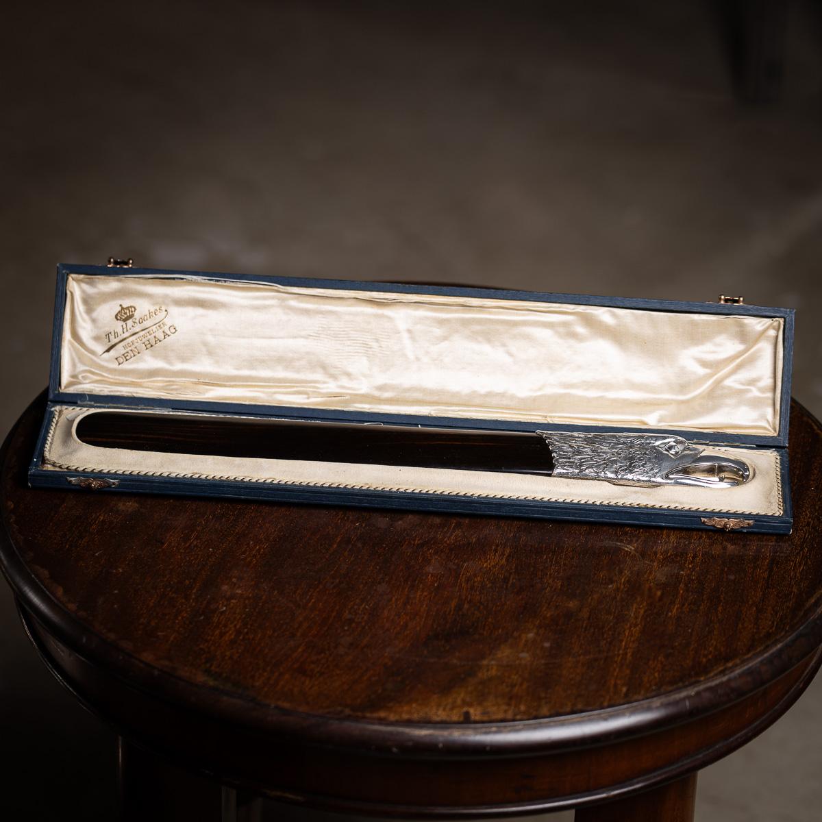 Tourne-page ancien en argent massif hollandais du début du 20e siècle. Une tête d'aigle en argent finement gravée monte une lame en bois de rose. Fabriqué aux Pays-Bas par Thomas H. Saakes, dans sa boîte d'origine doublée de soie.

CONDITION
En très