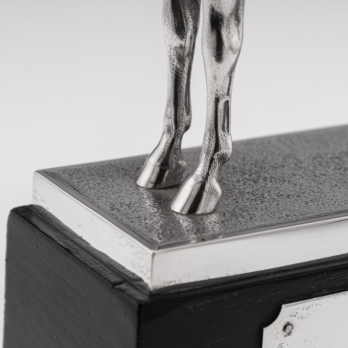 Antico trofeo per cavallo in argento massiccio inglese del XX secolo su supporto, 1908 ca. in vendita 5