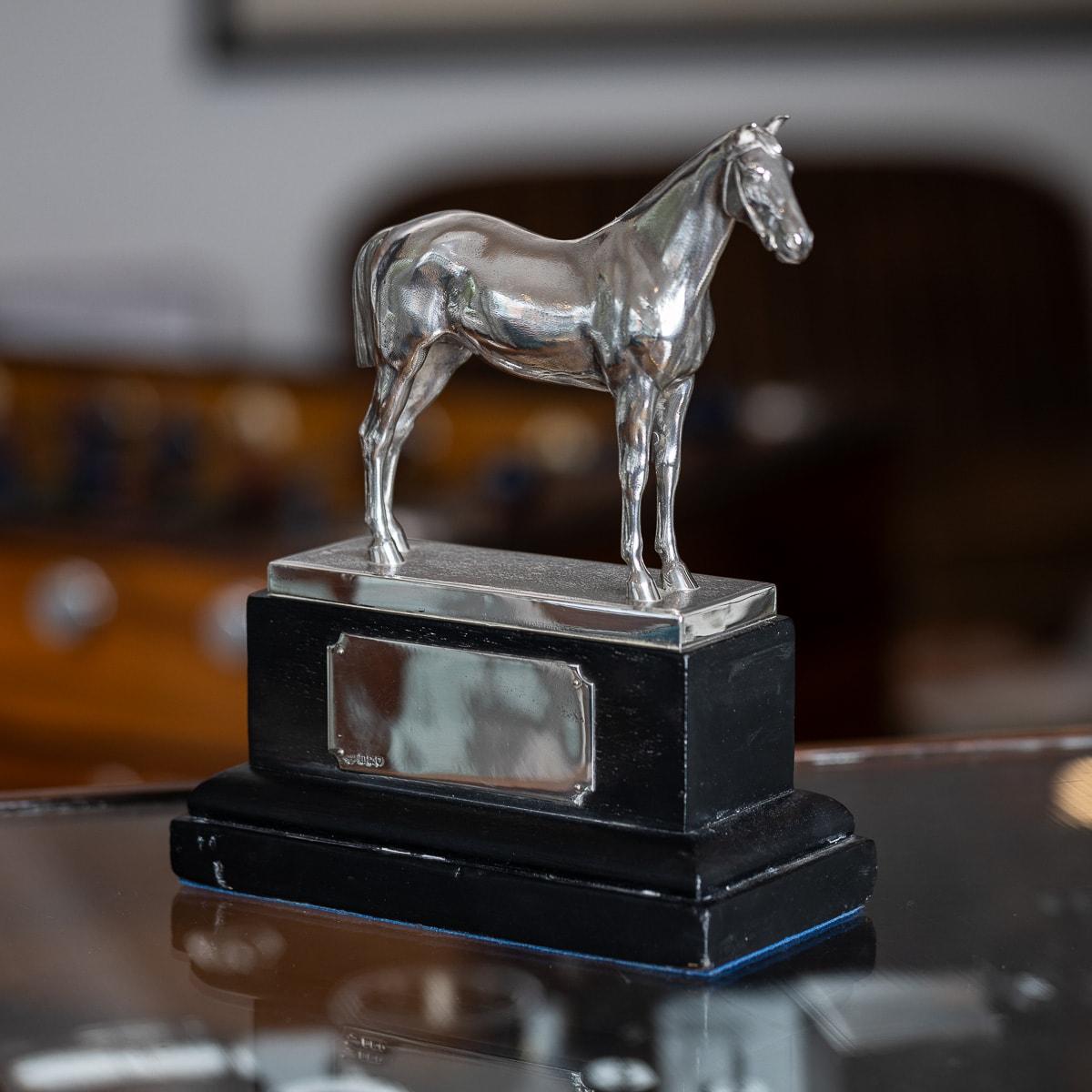Antico trofeo per cavalli in argento massiccio dell'inizio del XX secolo. Caratterizzato dall'affascinante disegno di un cavallo che si erge fiero. Il trofeo è montato con eleganza su un basamento in legno ebanizzato. Ai lati del basamento ci sono