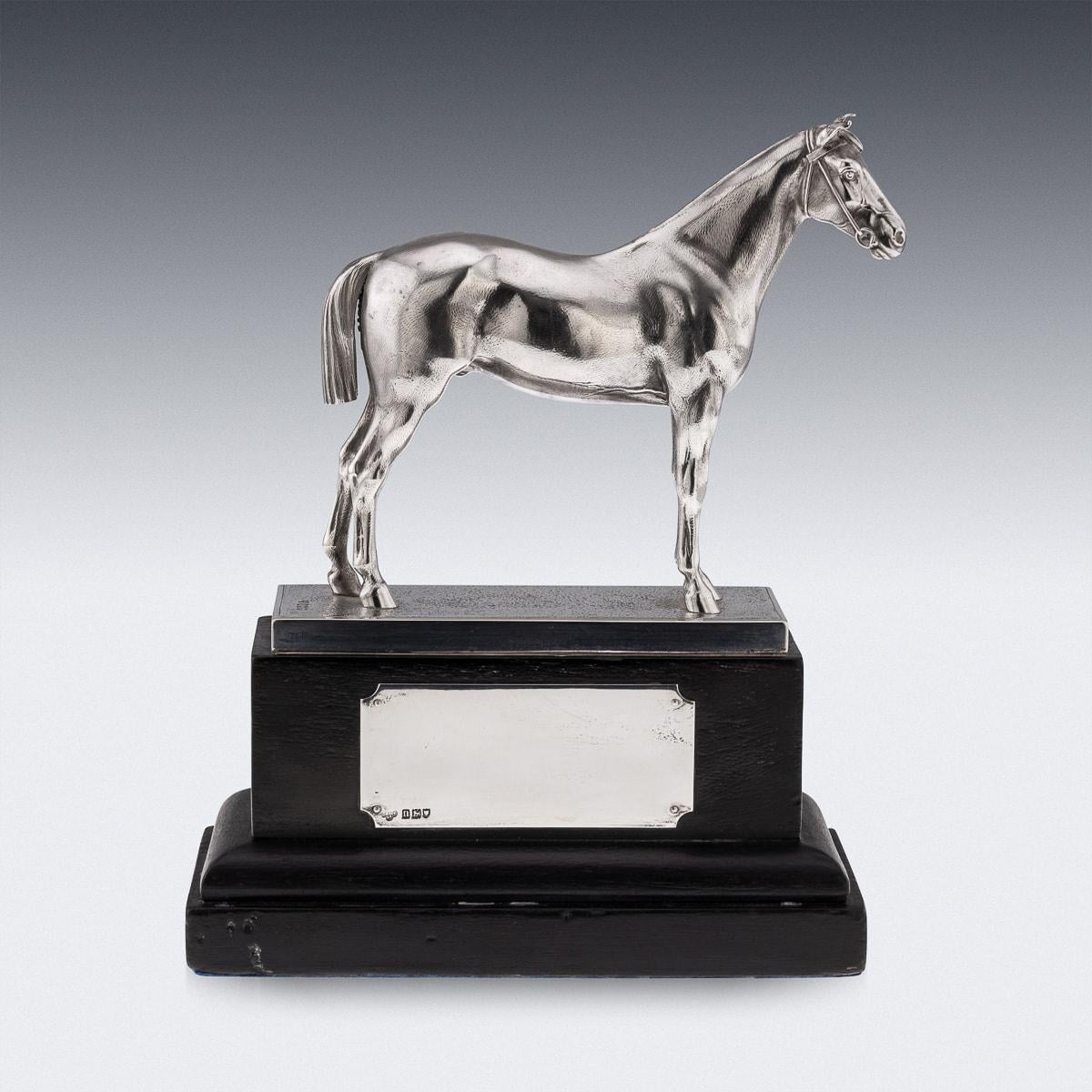 Altro Antico trofeo per cavallo in argento massiccio inglese del XX secolo su supporto, 1908 ca. in vendita