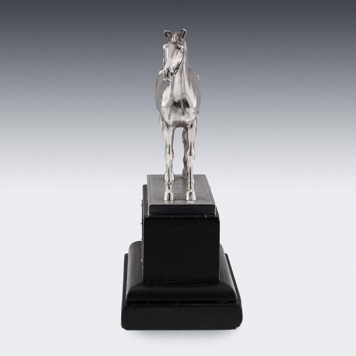Britannico Antico trofeo per cavallo in argento massiccio inglese del XX secolo su supporto, 1908 ca. in vendita