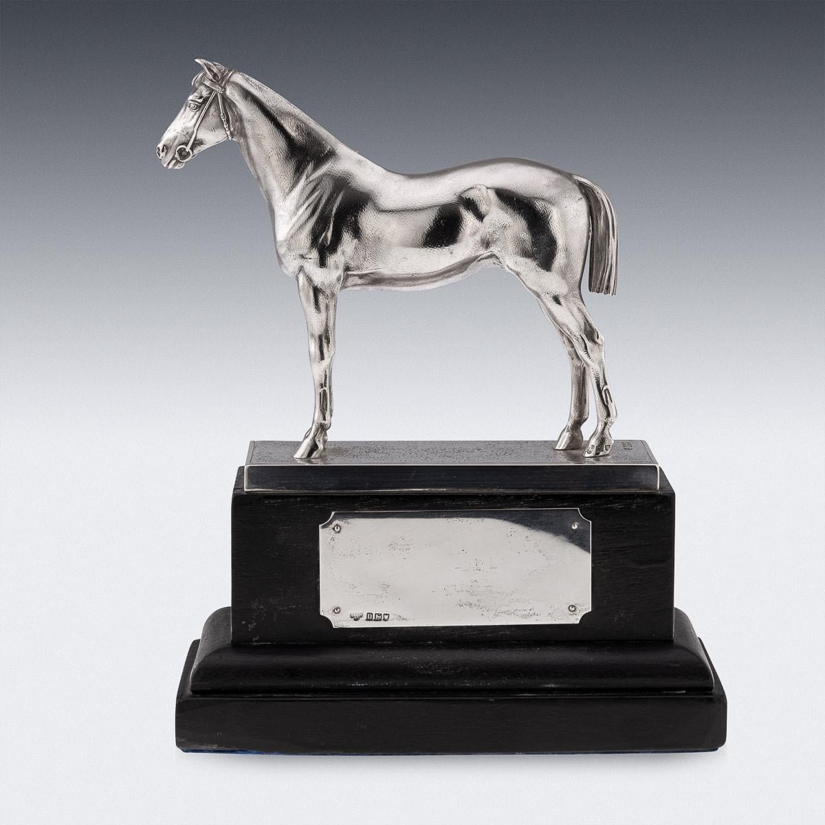Antico trofeo per cavallo in argento massiccio inglese del XX secolo su supporto, 1908 ca. In condizioni buone in vendita a Royal Tunbridge Wells, Kent