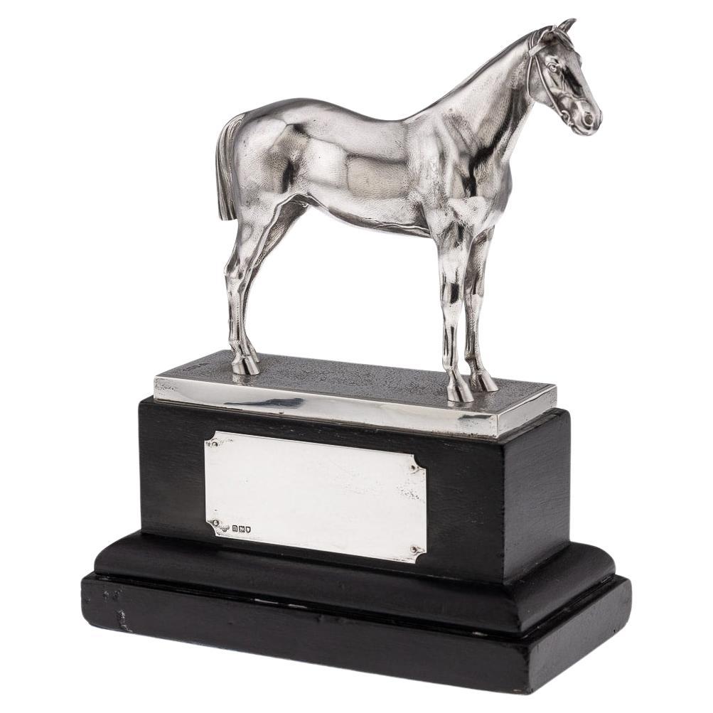 Antico trofeo per cavallo in argento massiccio inglese del XX secolo su supporto, 1908 ca.