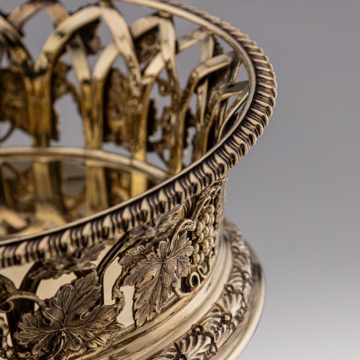 Antiguo par de posavasos eduardianos de plata dorada del siglo XX, Londres c.1904 en venta 7