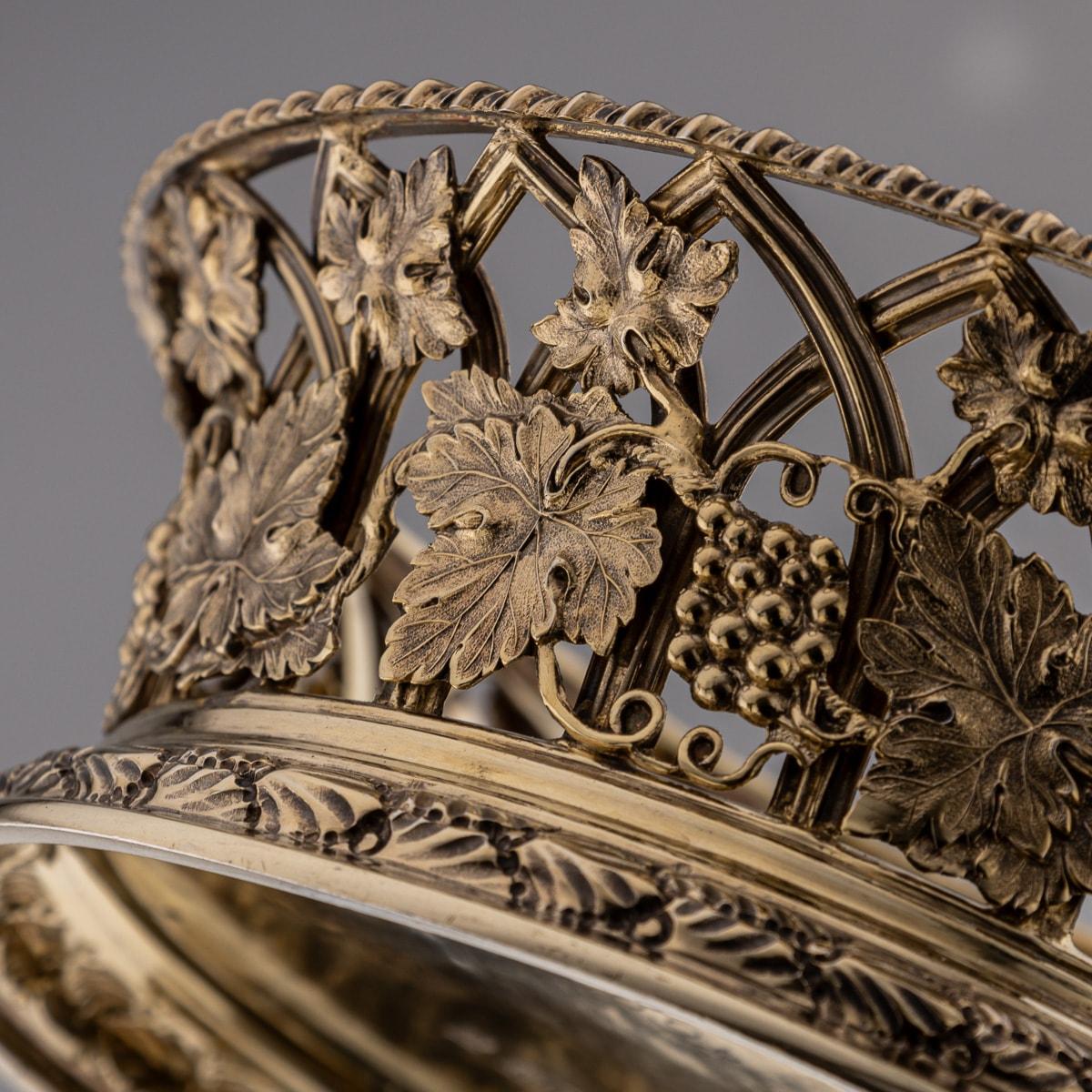 Antiguo par de posavasos eduardianos de plata dorada del siglo XX, Londres c.1904 en venta 11