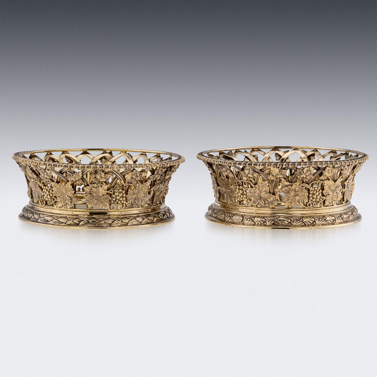 Antiguo par de posavasos eduardianos de plata dorada del siglo XX, Londres c.1904 principios del siglo XX en venta