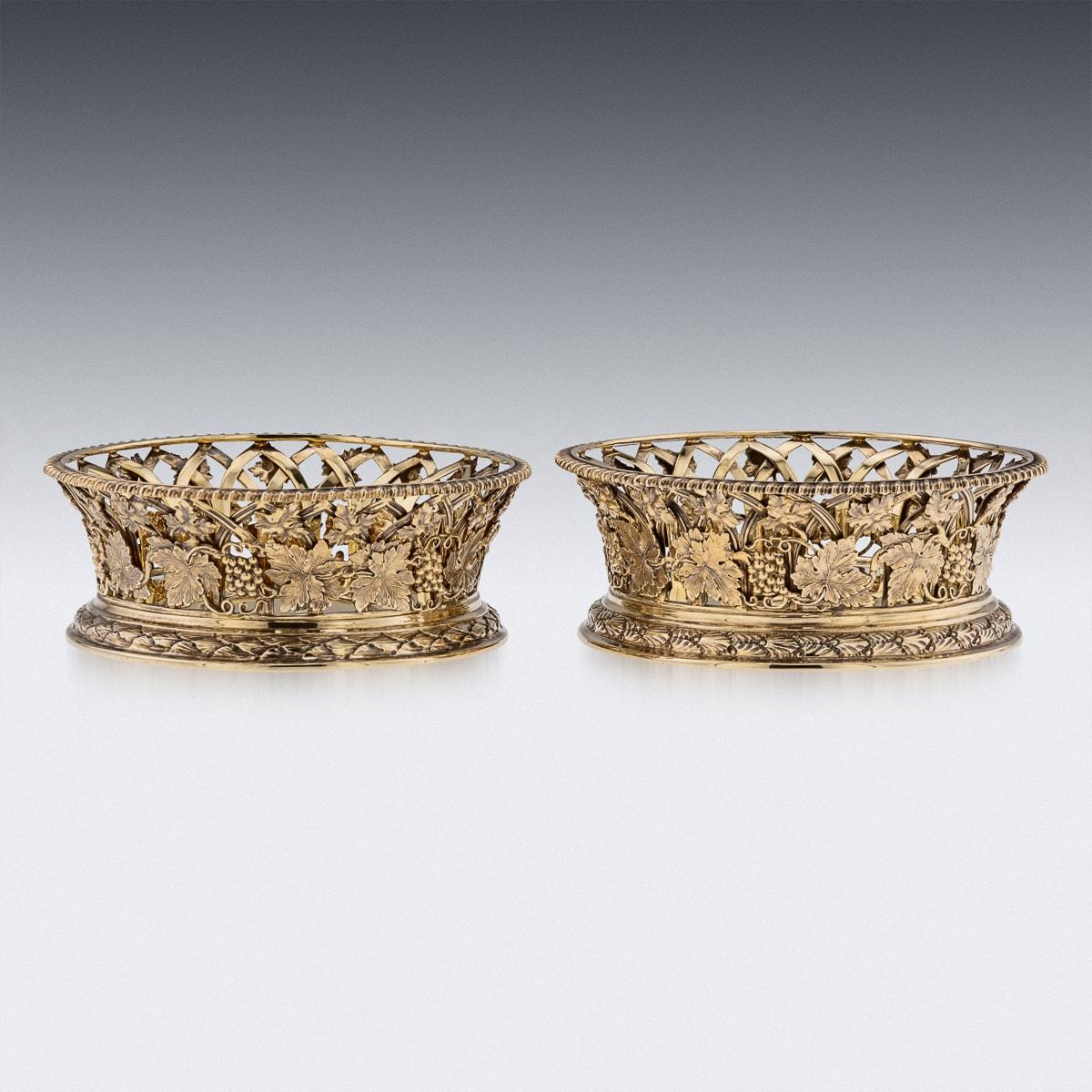 Antiguo par de posavasos eduardianos de plata dorada del siglo XX, Londres c.1904 Chapado en oro en venta