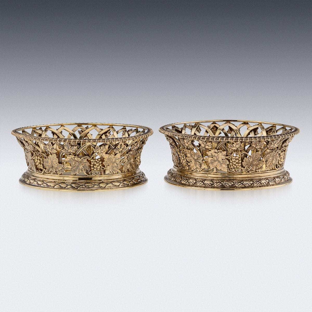 Antiguo par de posavasos eduardianos de plata dorada del siglo XX, Londres c.1904 en venta 1