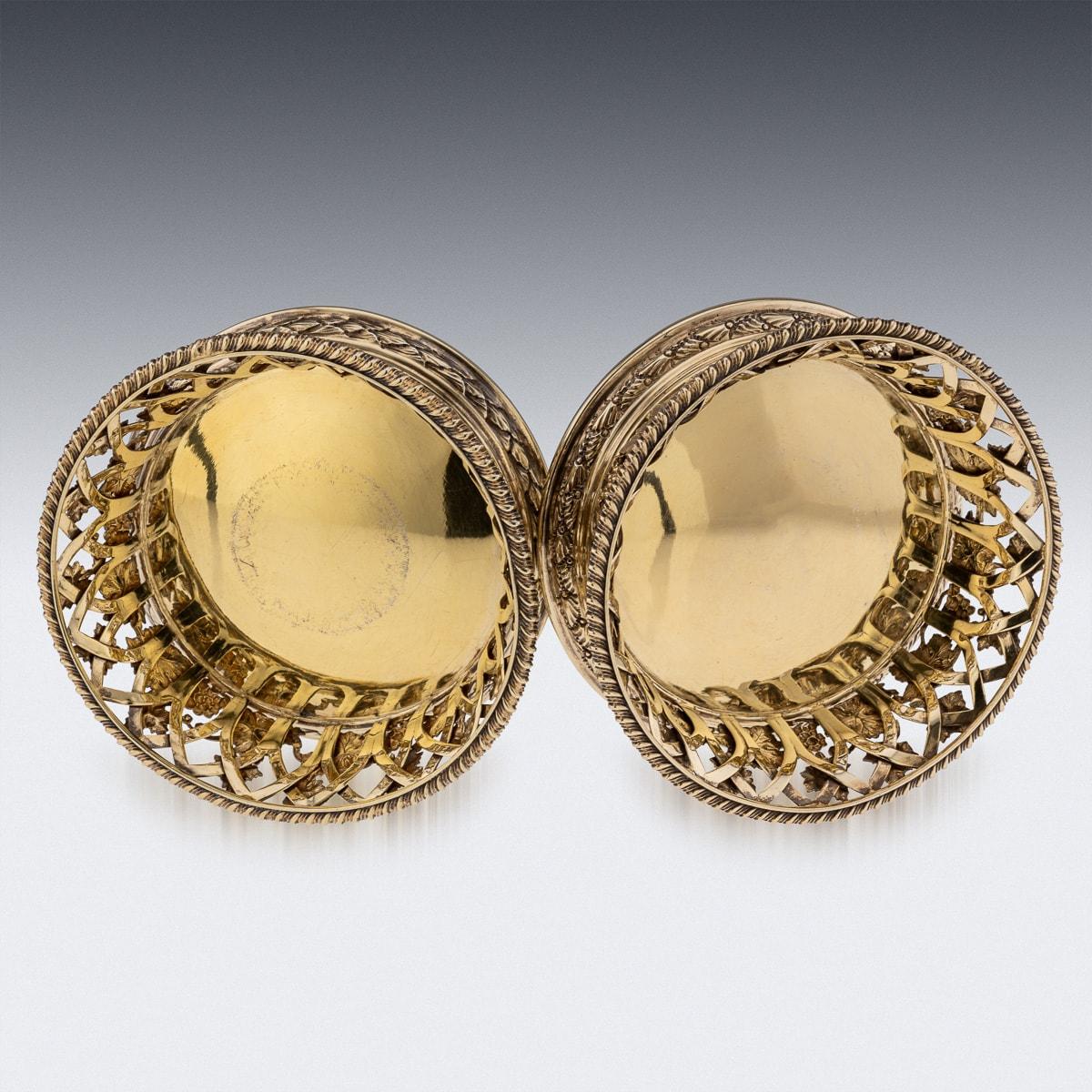 Antiguo par de posavasos eduardianos de plata dorada del siglo XX, Londres c.1904 en venta 2
