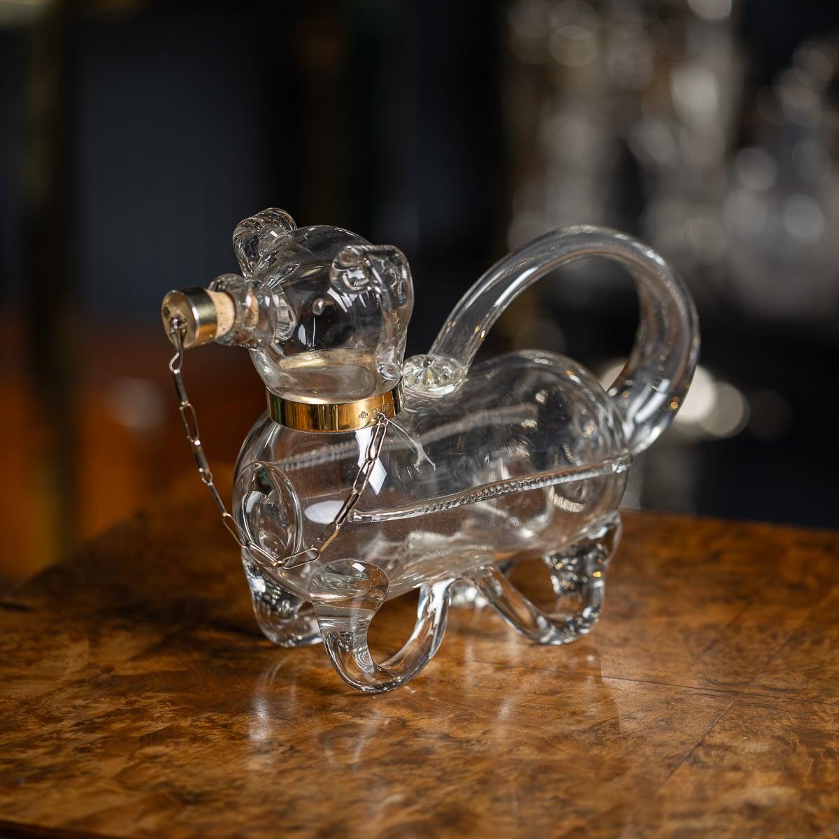 Ancienne cruche à claret en forme de chien en argent massif et en verre du 20e siècle de l'époque victorienne. La cruche présente un corps en verre méticuleusement travaillé, dont la forme rappelle celle d'un chien. Un collier en argent sterling