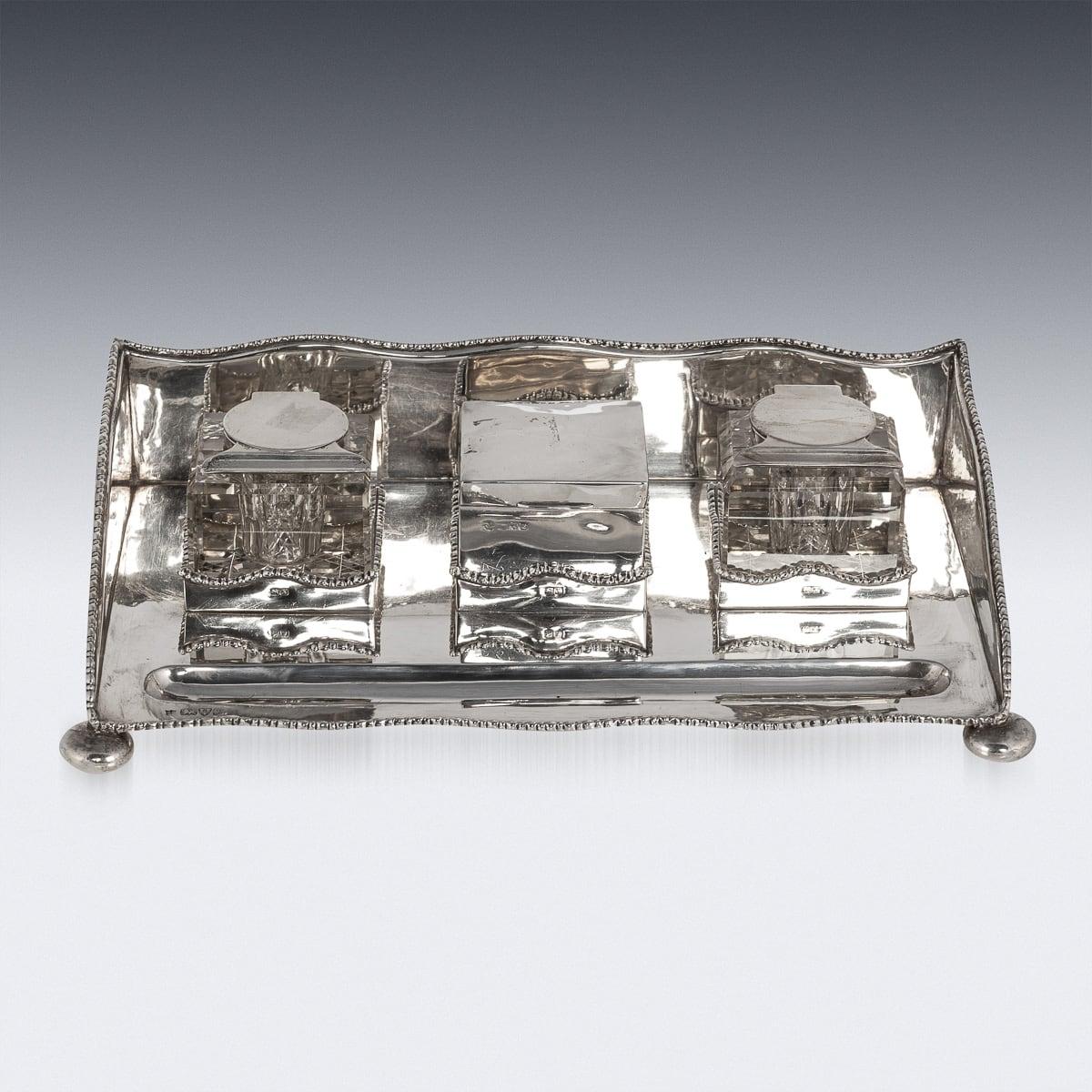 Antike 20. Jahrhundert Edwardian massivem Silber Tintenfass Schreibtisch-Set. Das praktische und zugleich elegante Design zeichnet sich durch ein raffiniertes Tablett mit Gadroon-Effekt aus. Der Tintenständer enthält zwei passende gläserne