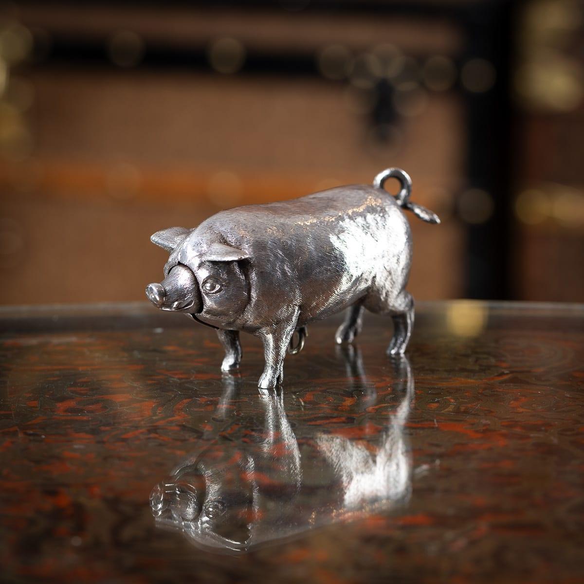 Ancienne cloche de bureau en argent massif édouardien du début du 20e siècle en forme de cochon. La pièce est partiellement coulée et finement ciselée à la main. Le mécanisme de la cloche est logé dans le corps, et une fois enroulé, il peut être