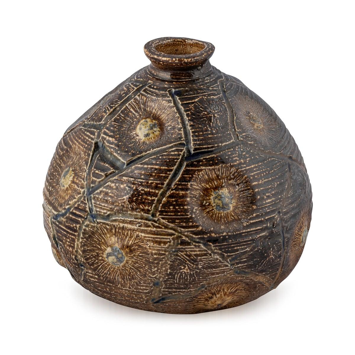 Un vaso del XX secolo realizzato da Edwin Martin a Southall, Londra. Edwin Martin era una figura di spicco associata allo Studio Martin Brothers, noto per il suo significativo contributo al successo dello studio tra la fine del XIX e l'inizio del XX