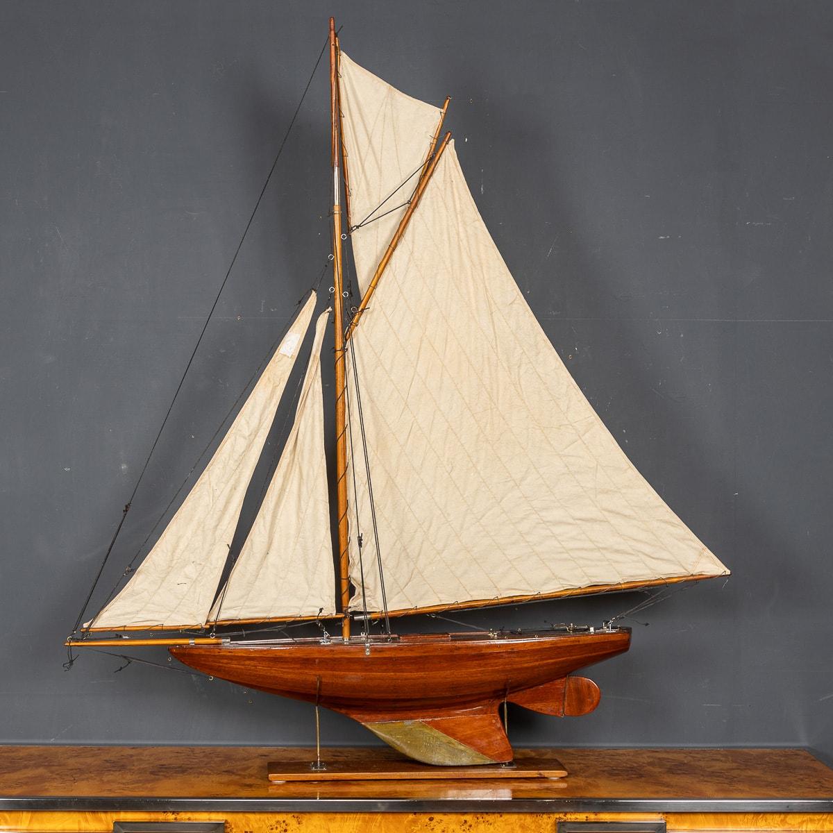 Other Antique 20th Century English Made Large Wood Pond Yacht c.1920 For Sale