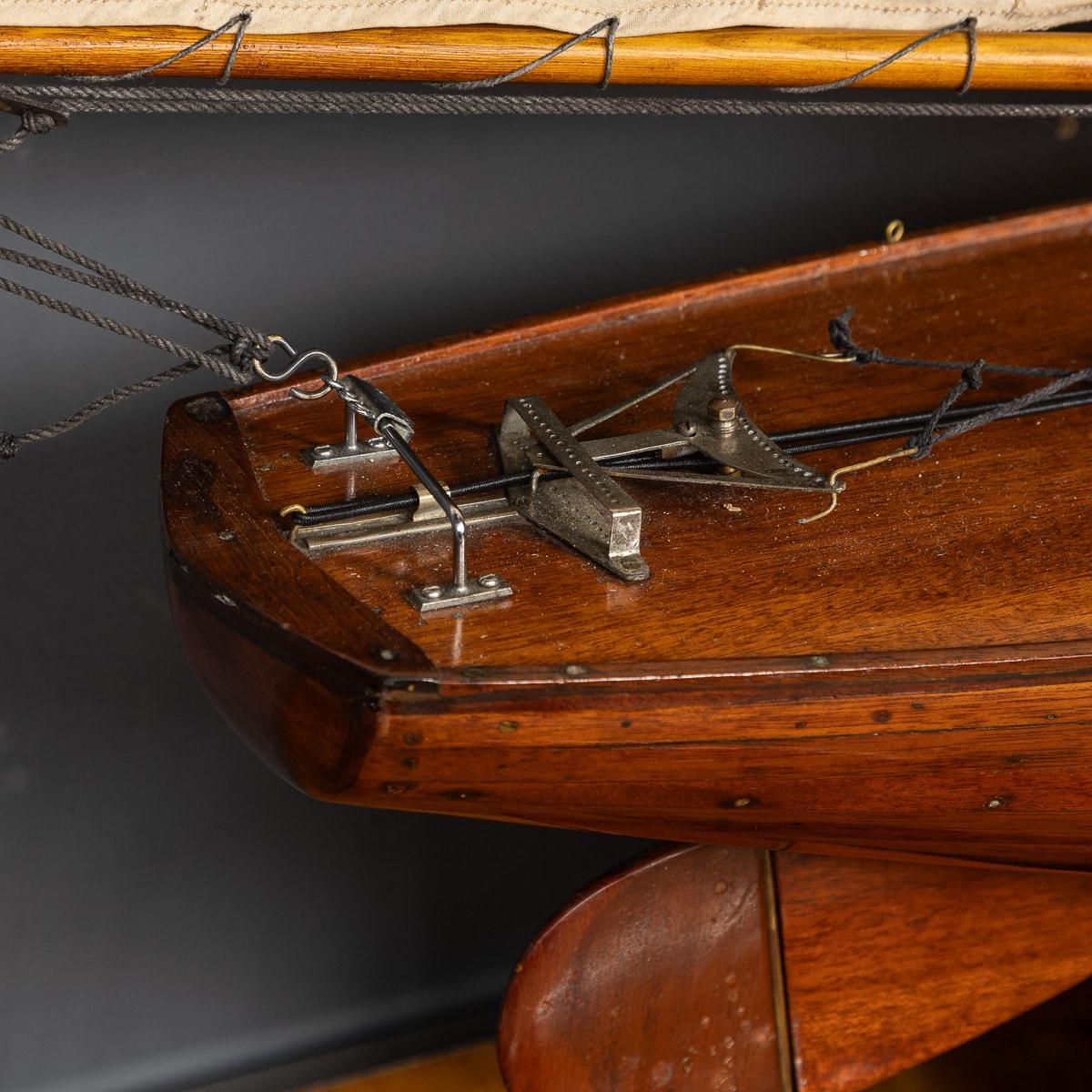 Britannique Antique yacht de bassin en bois de fabrication anglaise du 20ème siècle, vers 1920 en vente