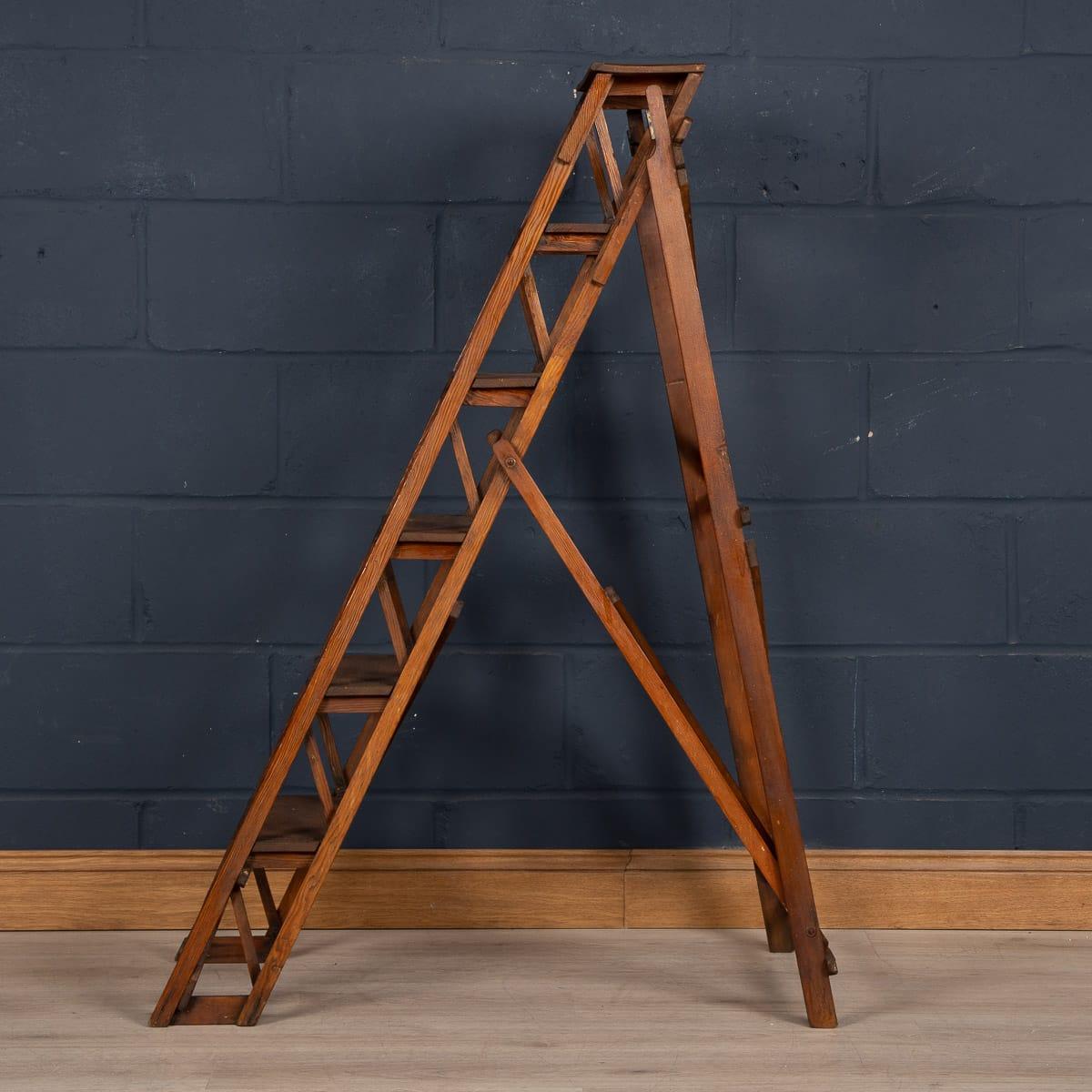 Antique 20th century lovely step ladder in oak, made in England. Showing great patina, this ladder would make a lovely addition to a library or simply as a stand alone item for display.

Please note that our interior pieces are located at our