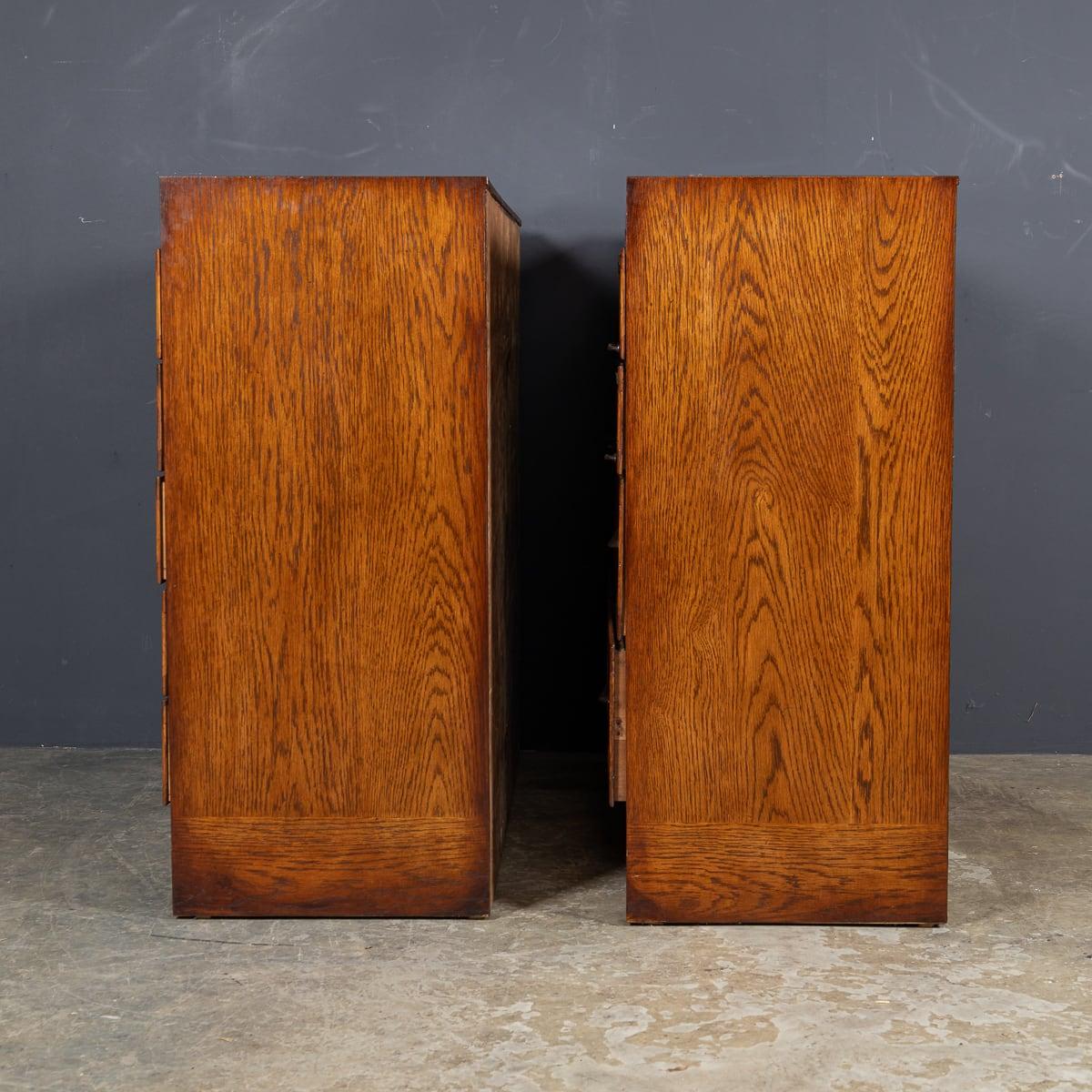 Britannique Ancienne paire de tiroirs en Oak Haberdashery du 20ème siècle A.I.C C. en vente