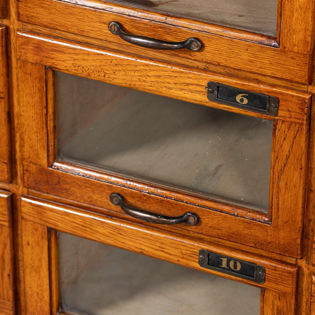 Ancienne paire de tiroirs en Oak Haberdashery du 20ème siècle A.I.C C. en vente 1