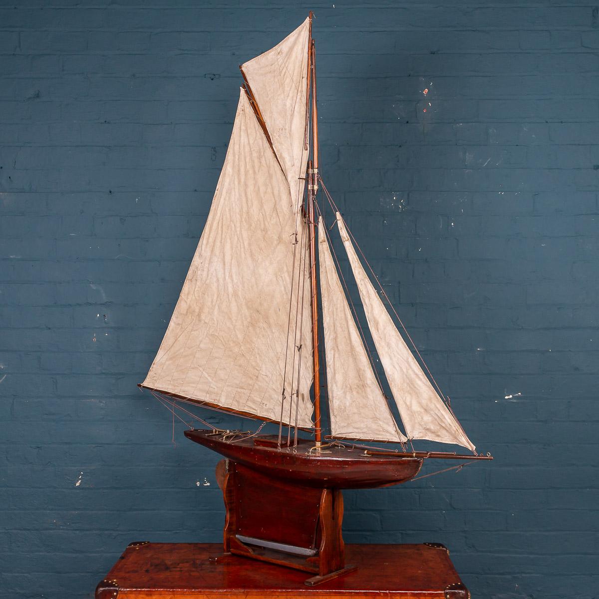 Antique 20th Century English Rigged Racing Pond Yacht, circa 1920 In Good Condition In Royal Tunbridge Wells, Kent