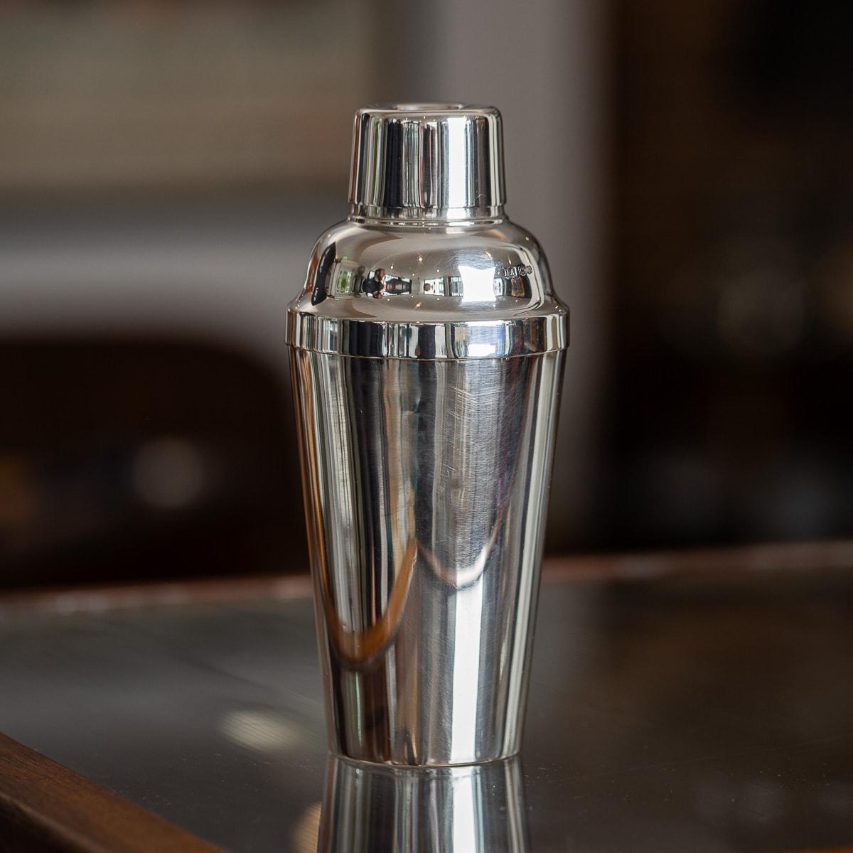  Shakers anciens en argent sterling anglais du 20e siècle, avec un corps poli, rond et effilé. Le couvercle, le tamis et le corps sont tous poinçonnés. Poinçonné HA Atkin Brothers, argent sterling anglais 925, Sheffield, année 1924 g, fabricant H.A