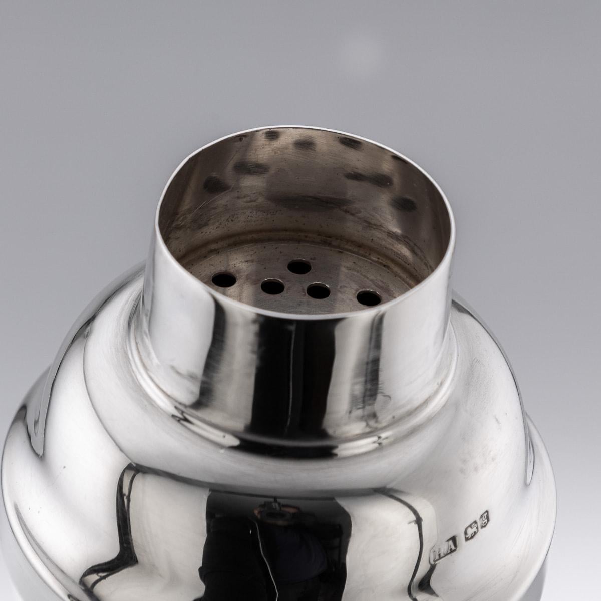 Shaker anglais ancien du 20ème siècle en argent massif, Atkin Brothers c.1924 en vente 2