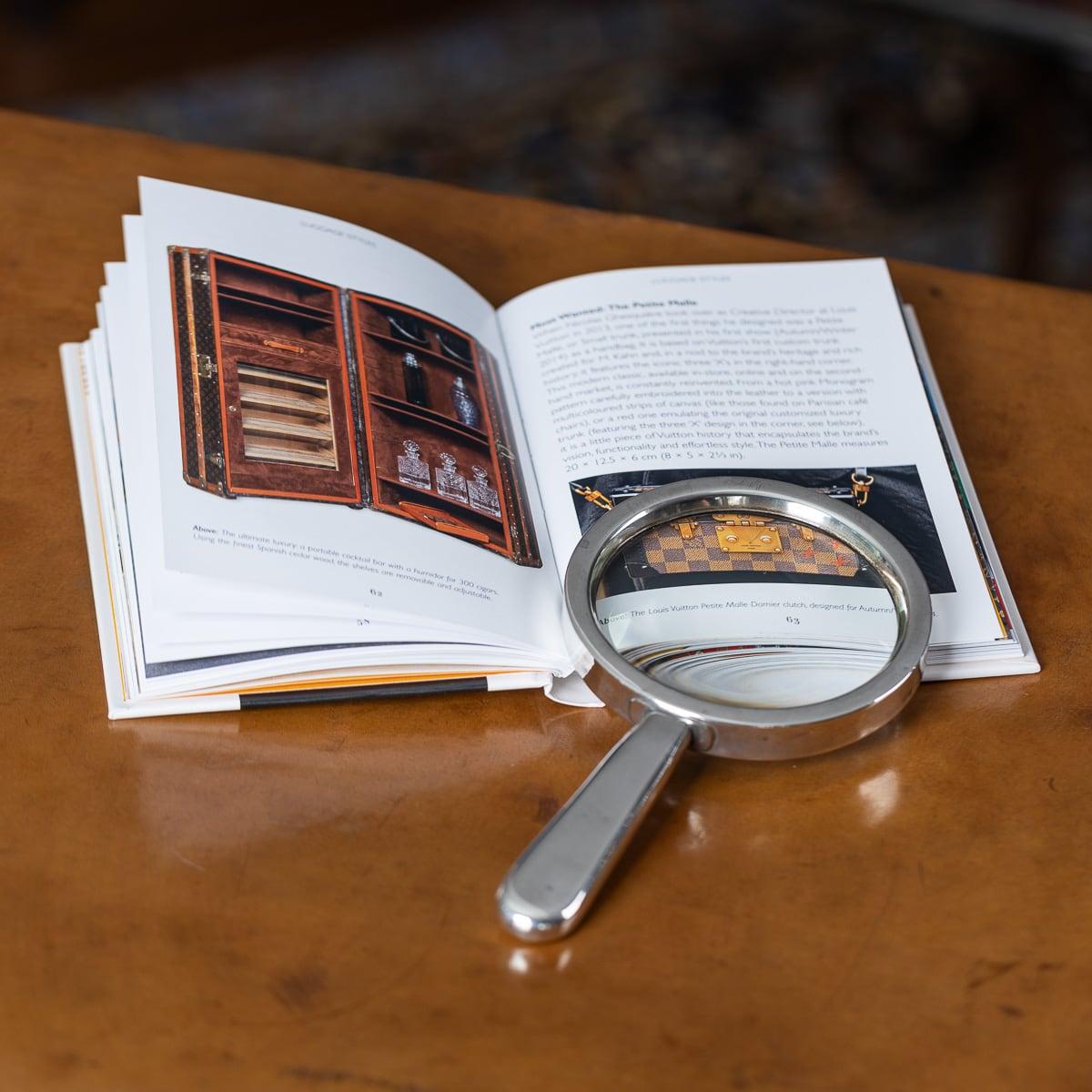 Antique early-20th Century English solid silver magnifying glass, of large size, with plain silver mounts and a smooth handle. An ideal desk accessory or for the household, perfect for reading. Hallmarked English silver (925 standard), Chester, year