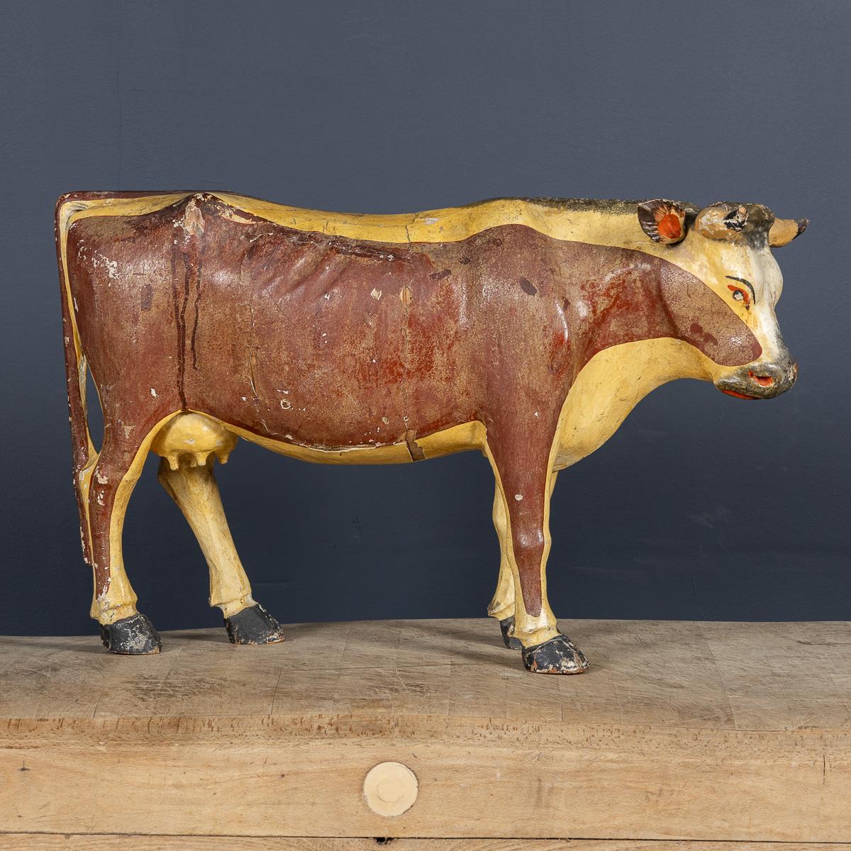 Ancienne vache laitière anglaise en bois du 20e siècle, sculptée et peinte à la main. Cette charmante pièce aurait été exposée aux côtés du beurre, de la crème et du fromage dans une laiterie locale ou dans la vitrine d'une boucherie de