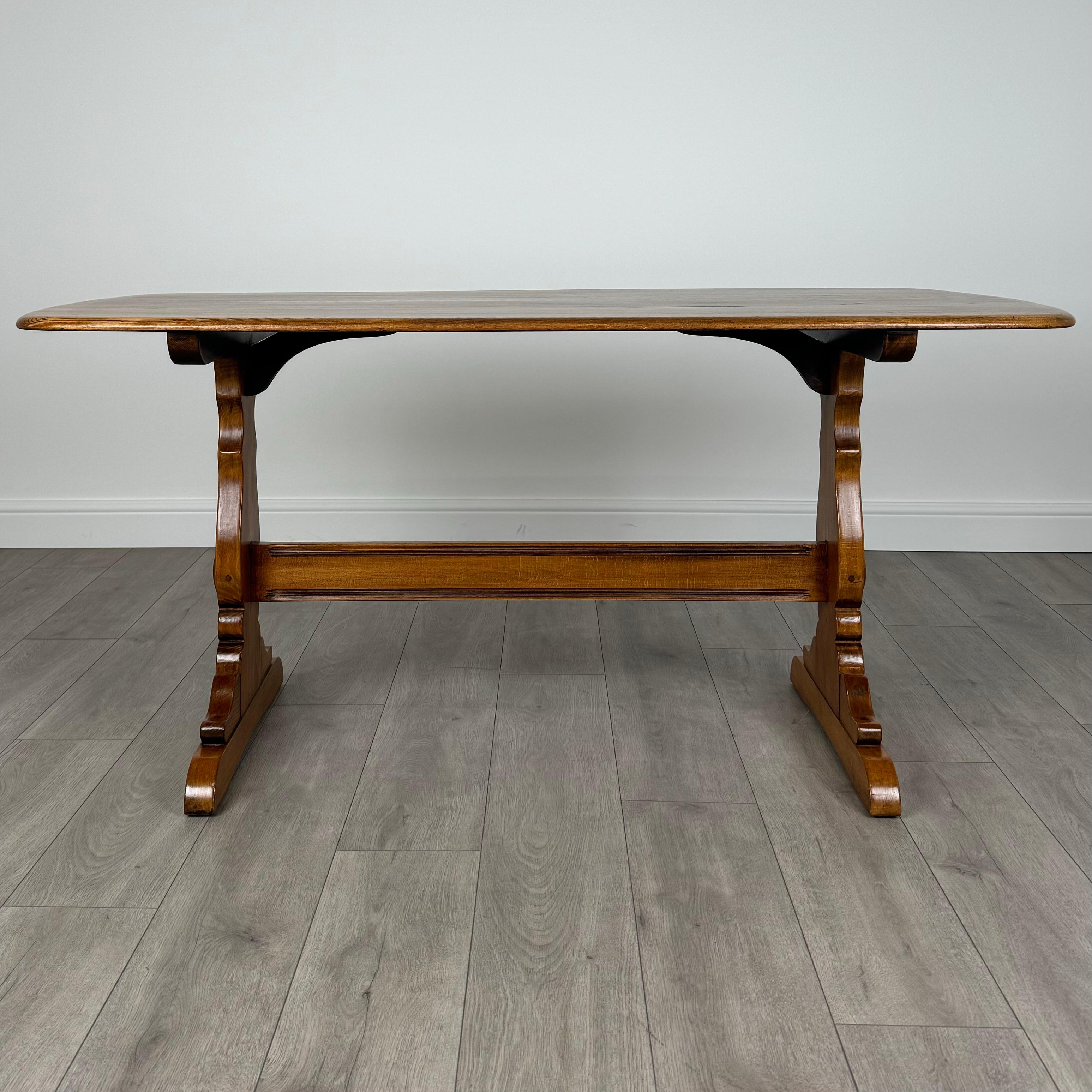 Britannique Table de salle à manger Ercol du 20ème siècle en orme (REF AF-3626) en vente