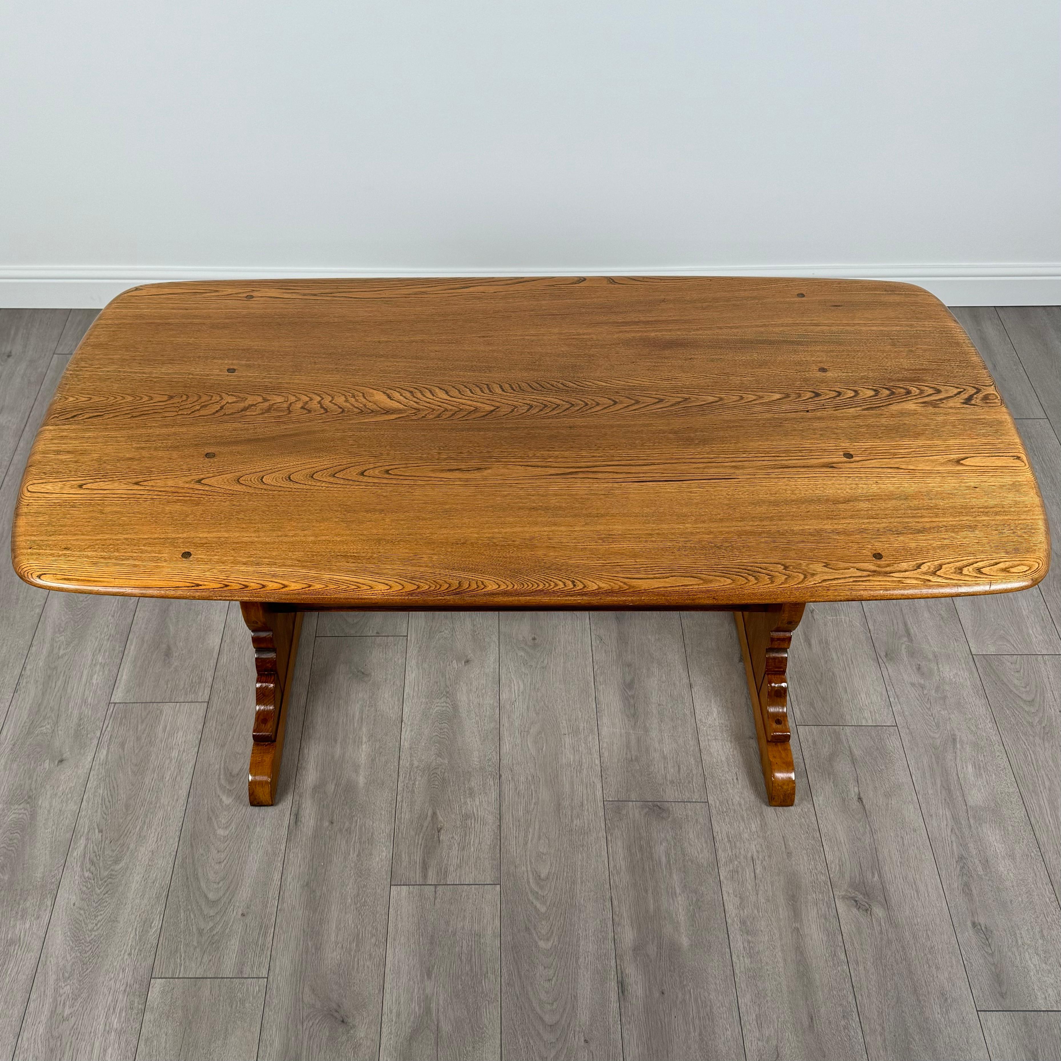20ième siècle Table de salle à manger Ercol du 20ème siècle en orme (REF AF-3626) en vente